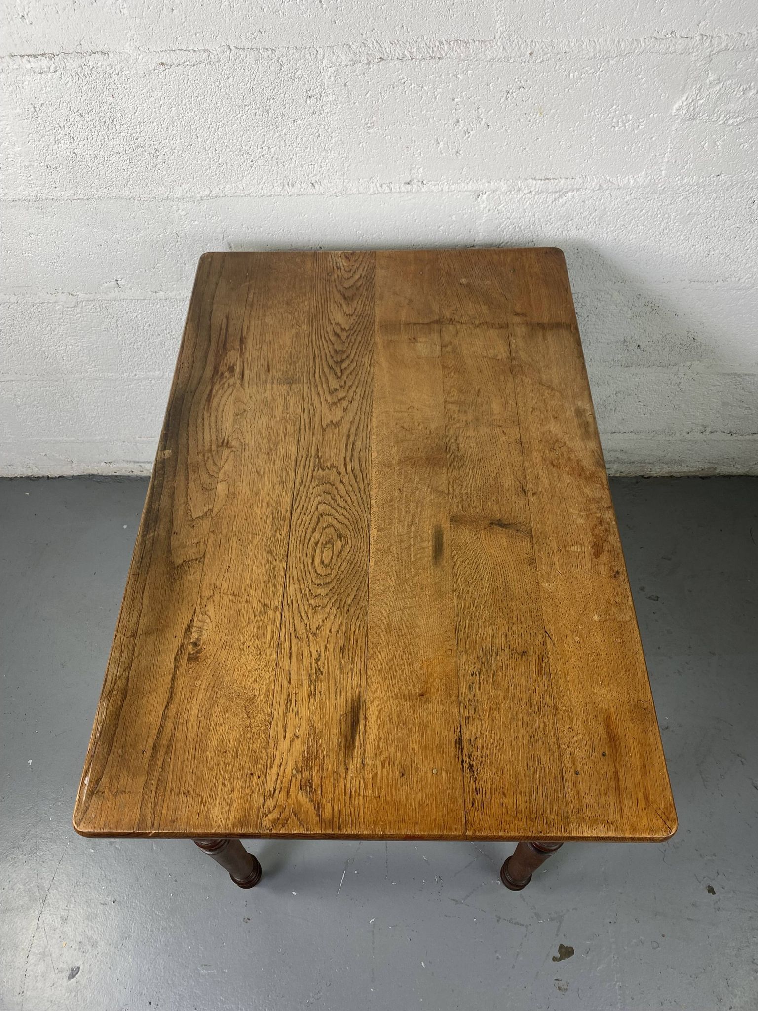 Table en bois avec tiroir