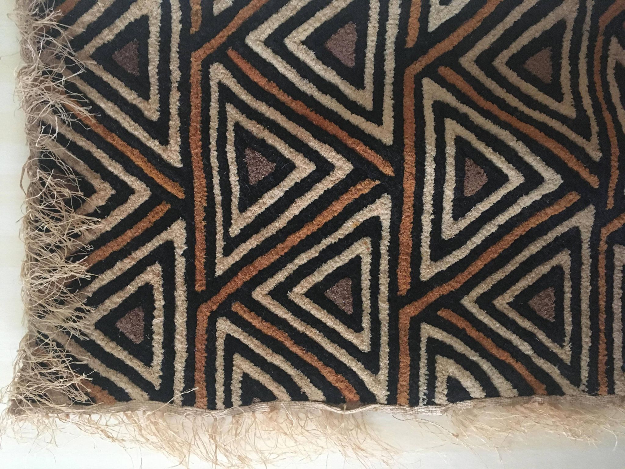 Tenture murale en tissu Kuba fait main de la République Démocratique du Congo, années 1960.