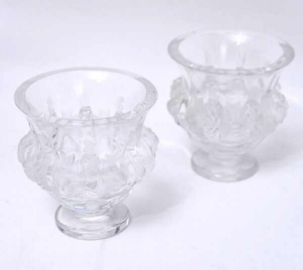 Paire de vases lalique - modèle dampierre - cristal moulé satiné - époque: xxème siècle