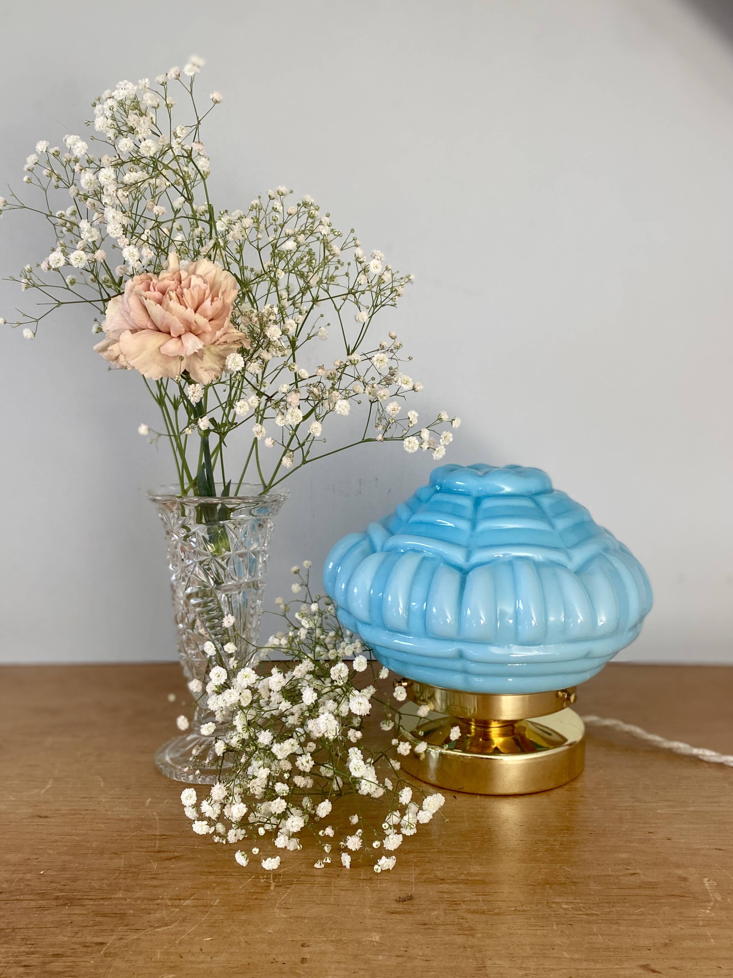 Lampe à poser globe vintage art déco en opaline bleue