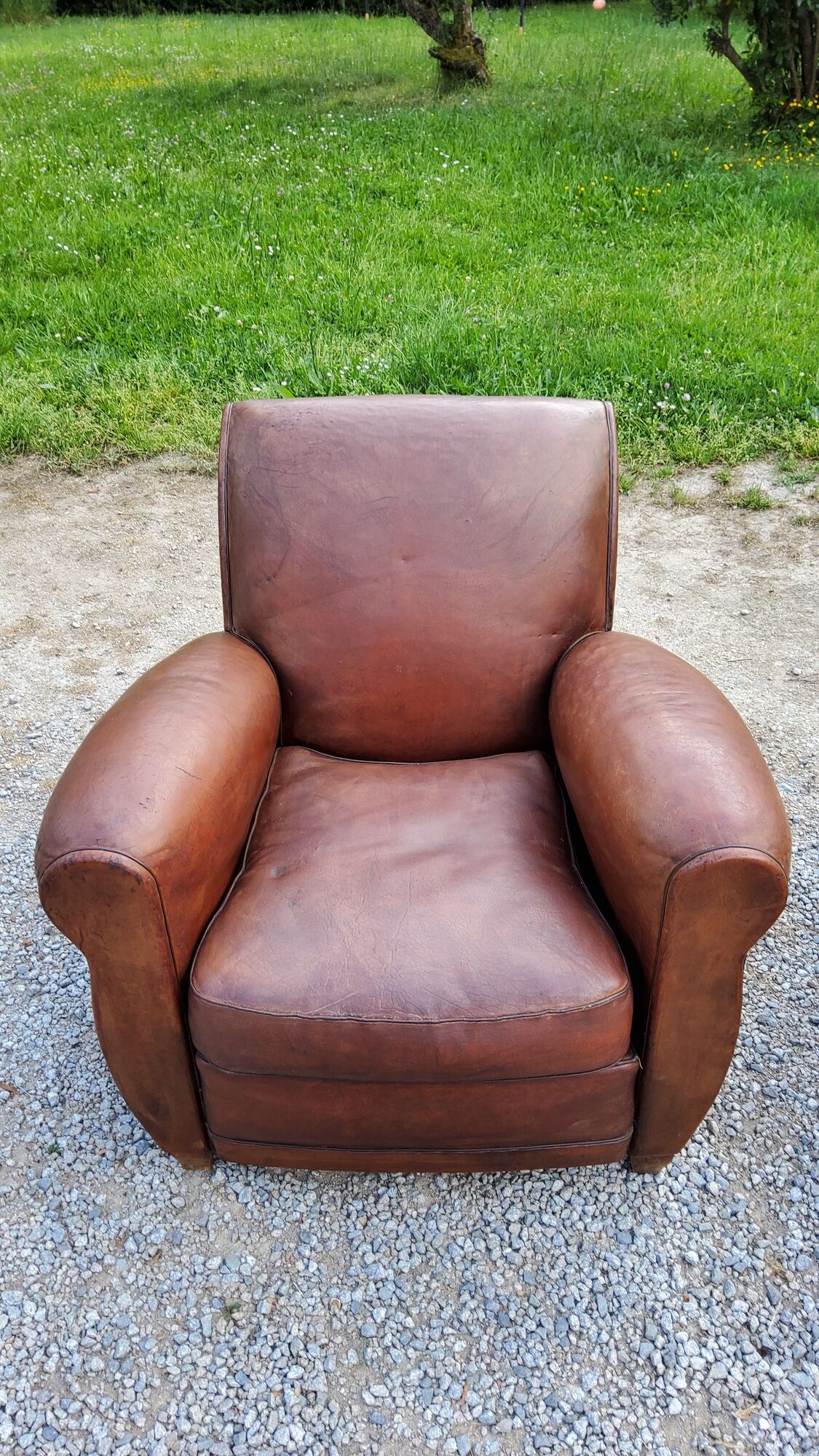 Paire de fauteuils club en cuir brun des années 30