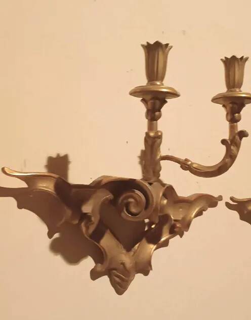 Paire de appliques murales antiques en bois doré du 19ème siècle.