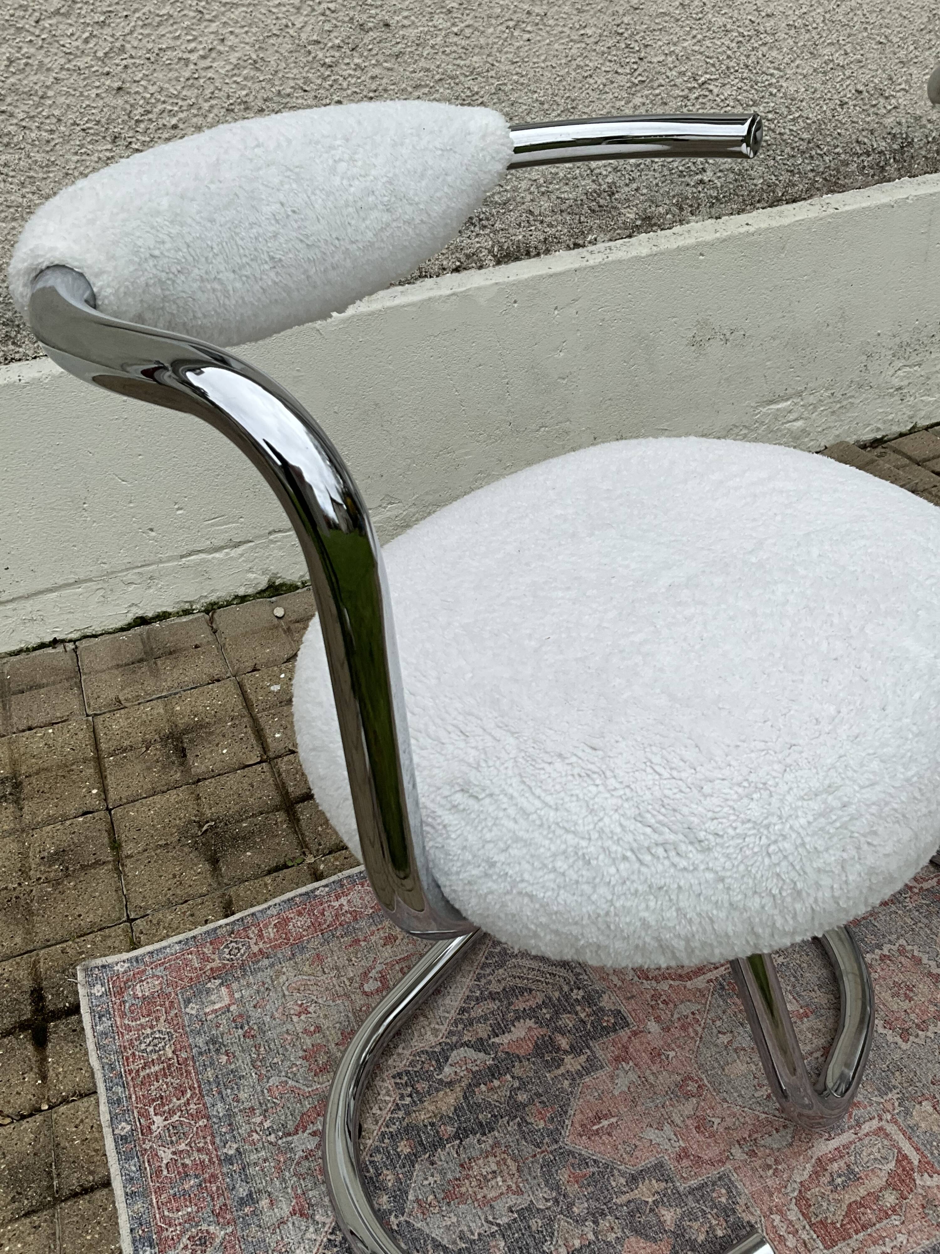 Pair of cobra chair by Giotto  Stoppino