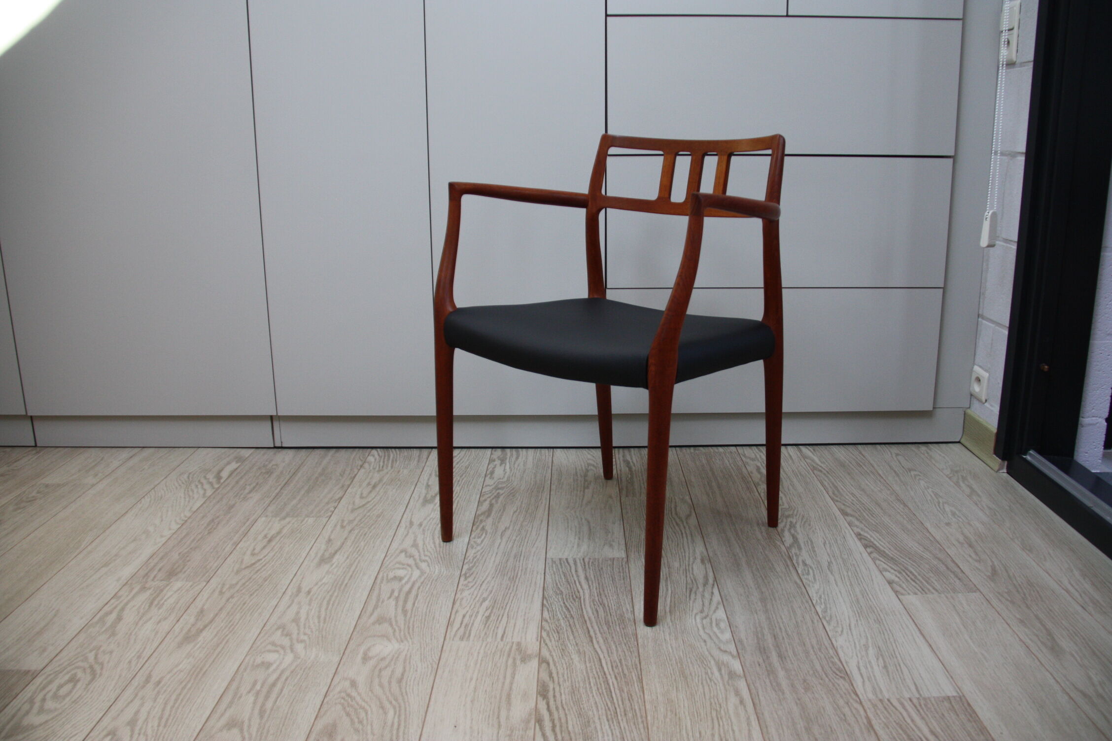 Vintage armchair in teak and black leather - Model 64 - Möller - Denmark '60's