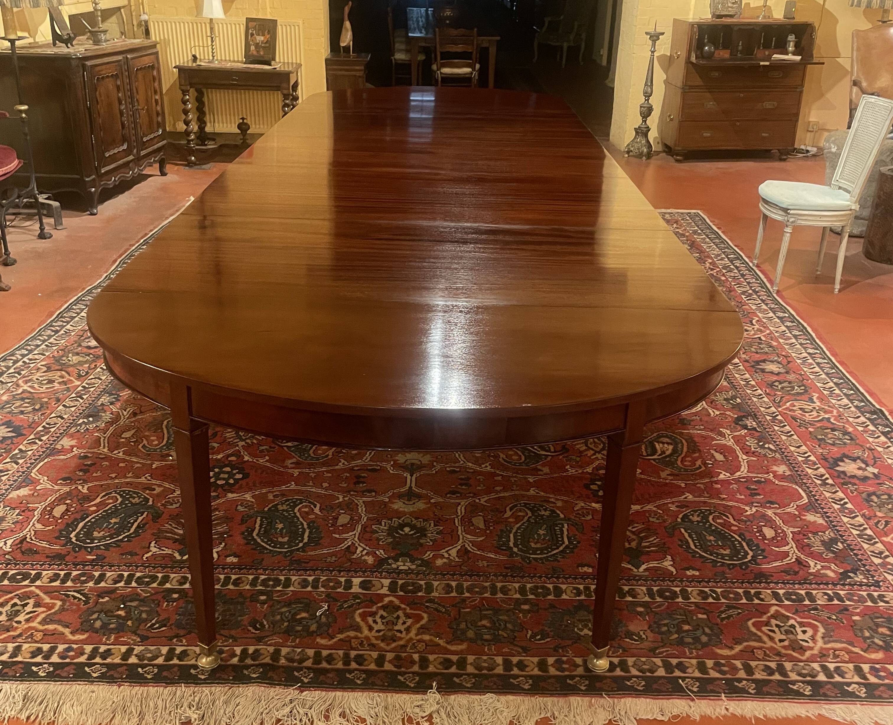 Extensible Louis XVI dining table in period Directoire mahogany.