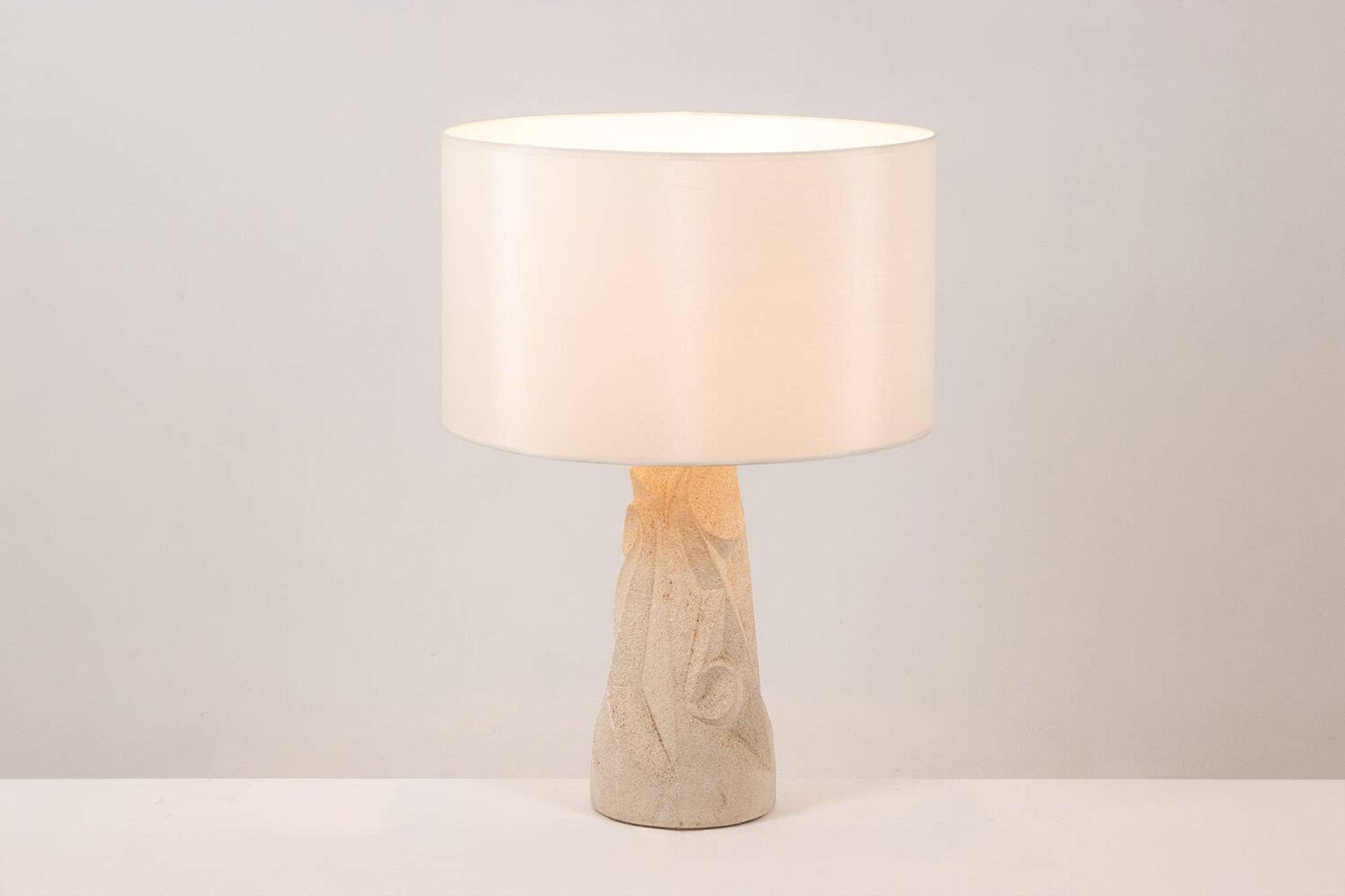 Lampe en pierre sculpté. Années 1970.