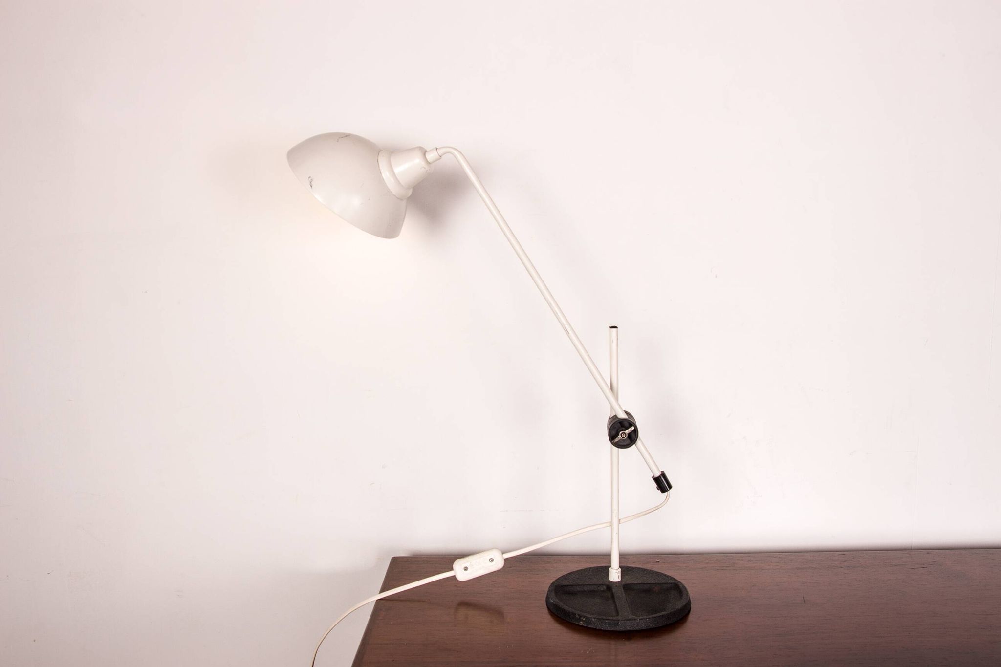 Lampe de bureau inclinable en métal blanc 1960.
