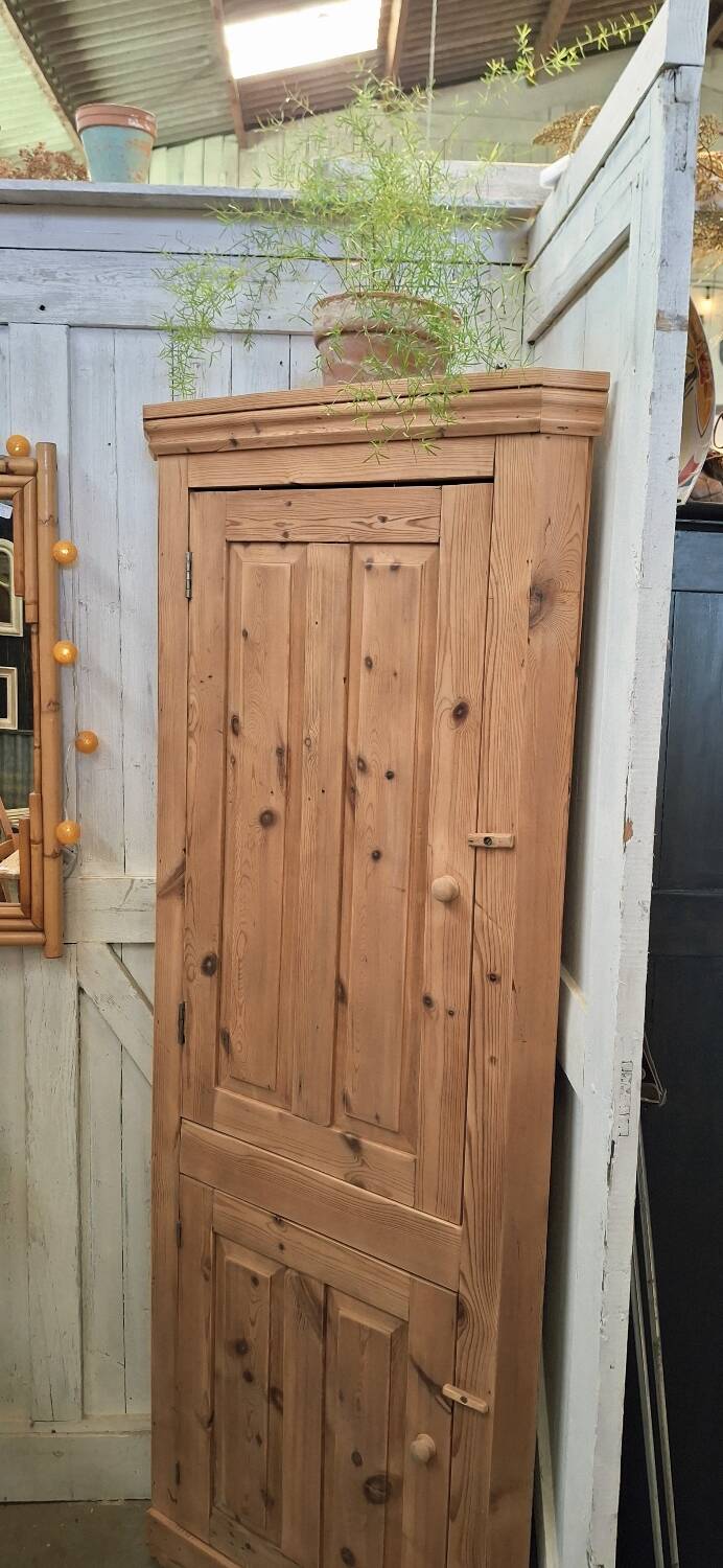 Armoire d'angle ancienne