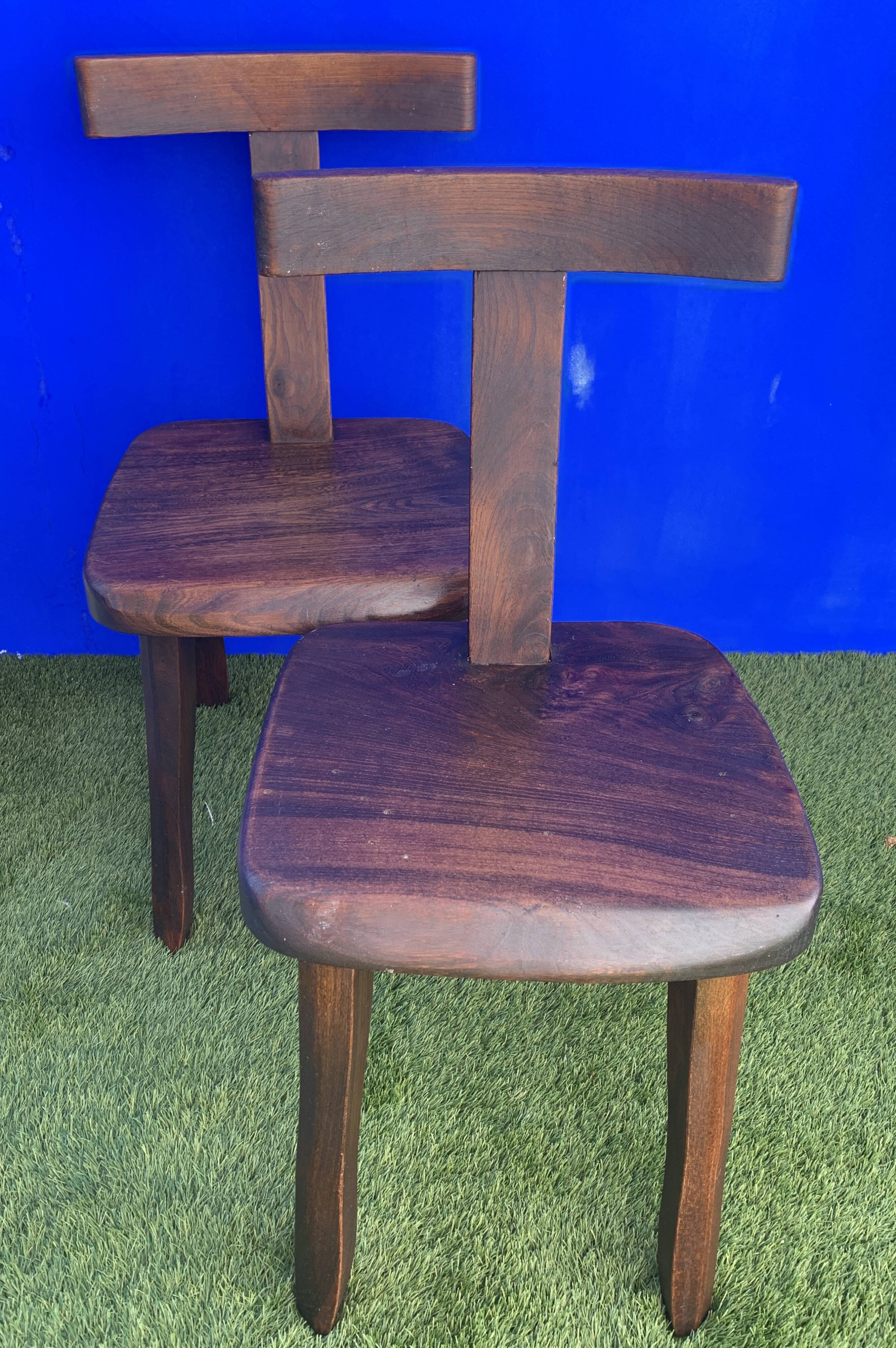 Pair of brutalist T-shaped chairs, solid Aranjou elm, design Olavi Hanninen, 1970