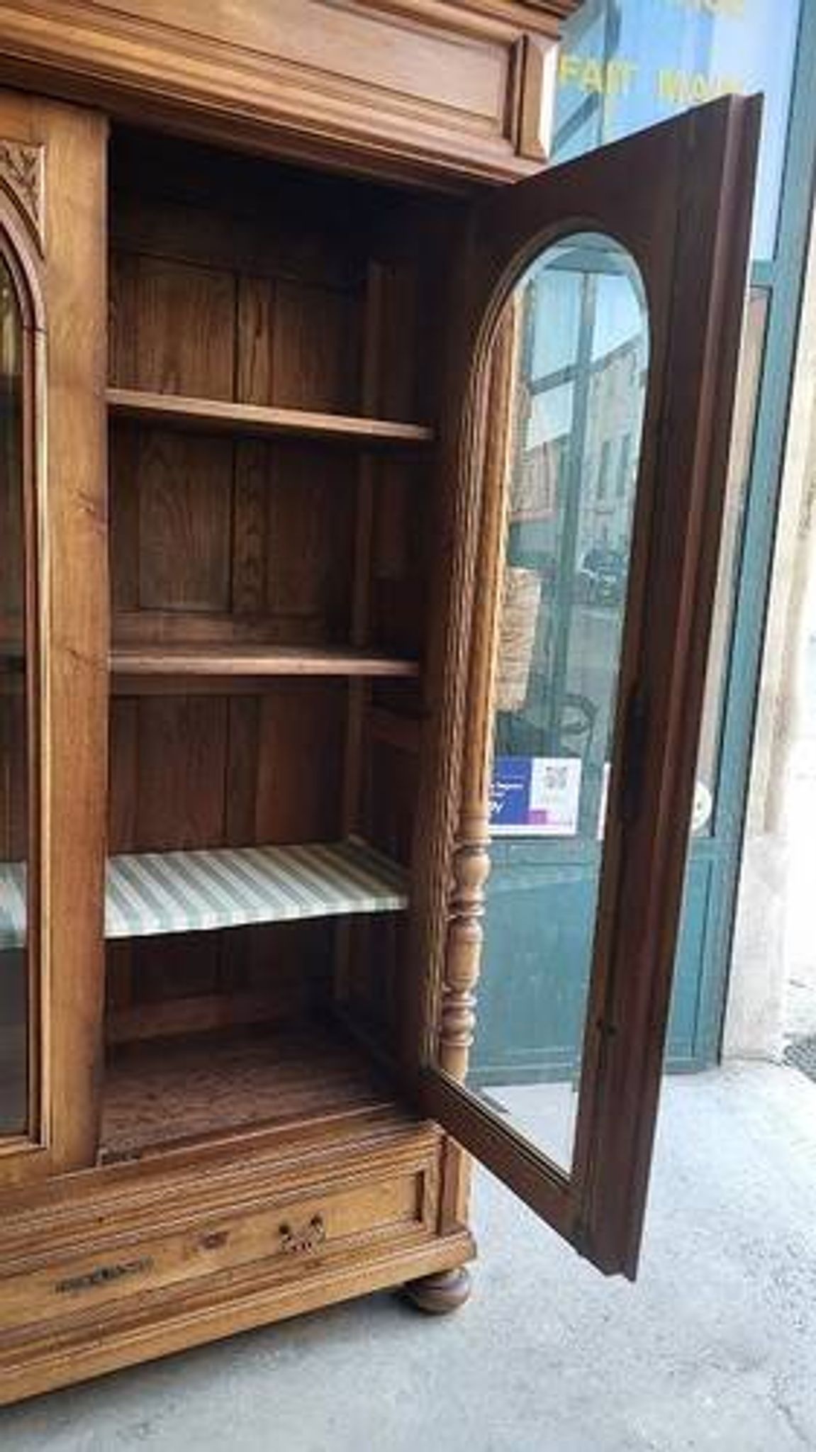 Display cabinet with 2 doors in walnut with bevelled glass from the 19th century.