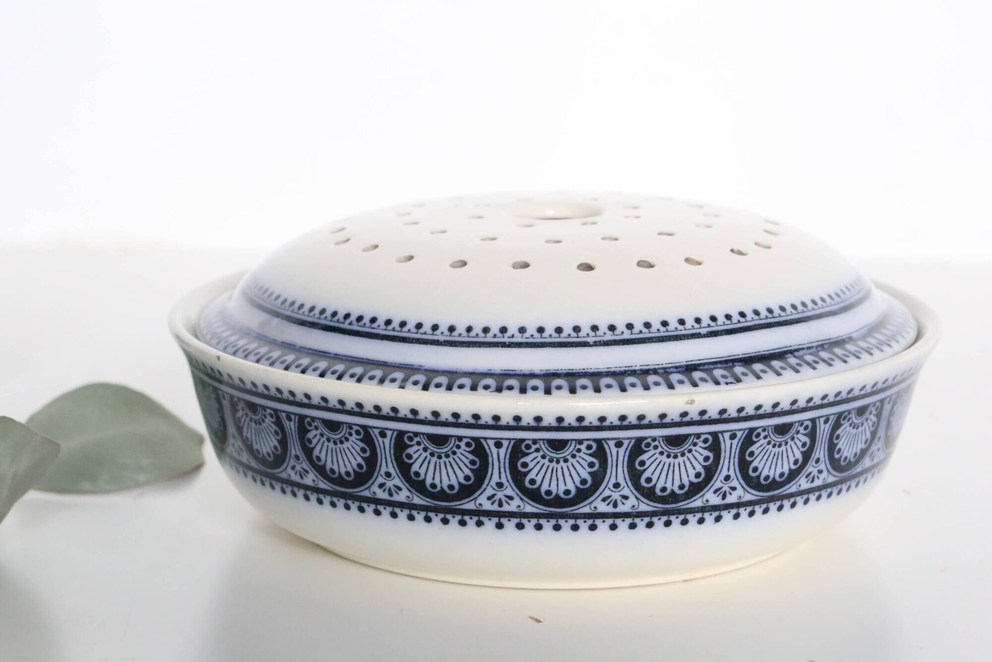 U&Cie Sarreguemines sponge holder, Terre de Fer, mid-19th century, French antique