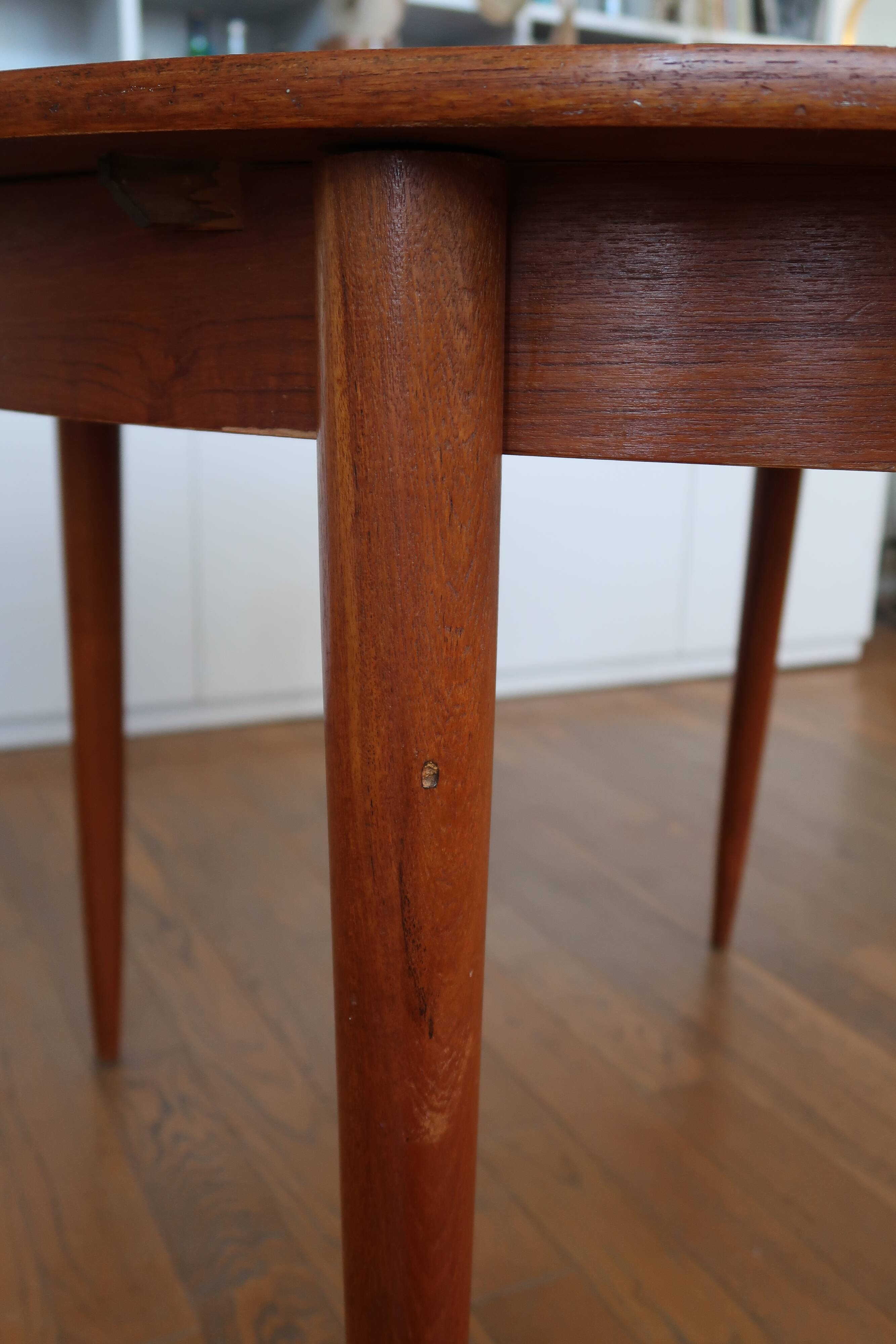 Expandable Scandinavian roundtable