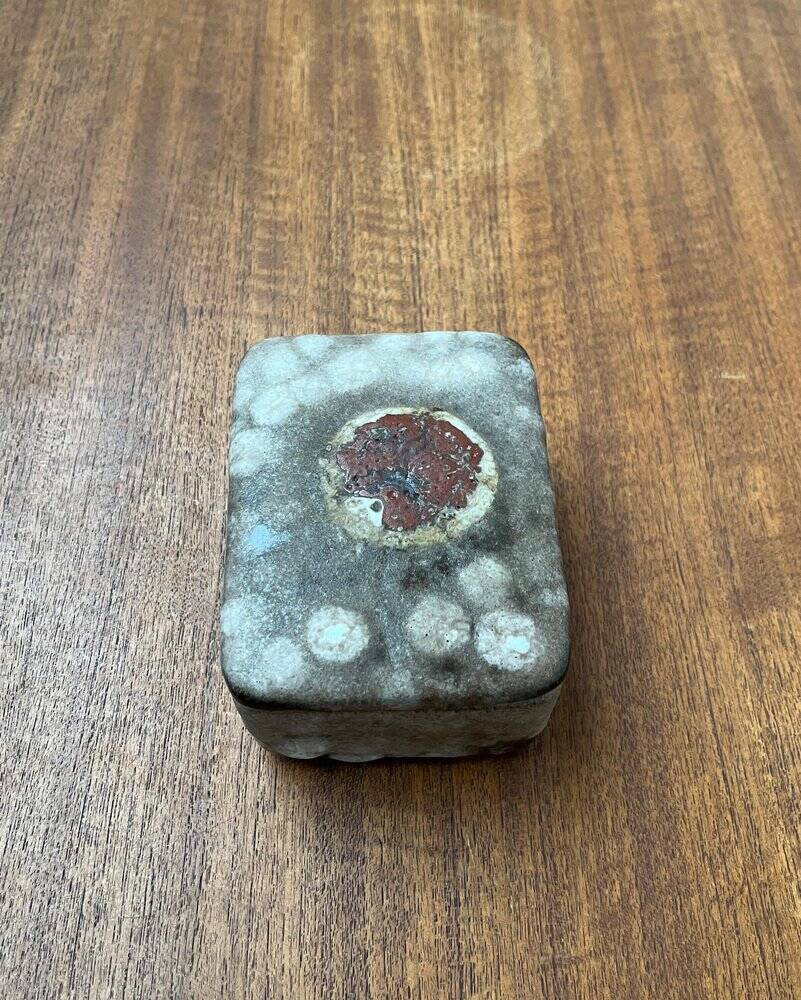 West German pottery box, fat lava WGP from the mid-century with lid, 1960s.