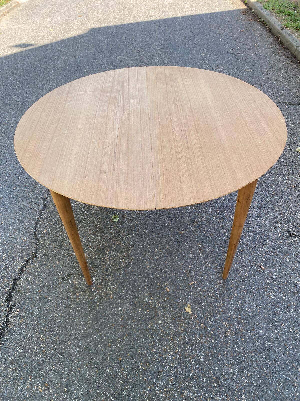 Table à manger scandinave ronde extensible décapée en teck brut 1950