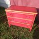 Commode patiné or mat et rouge