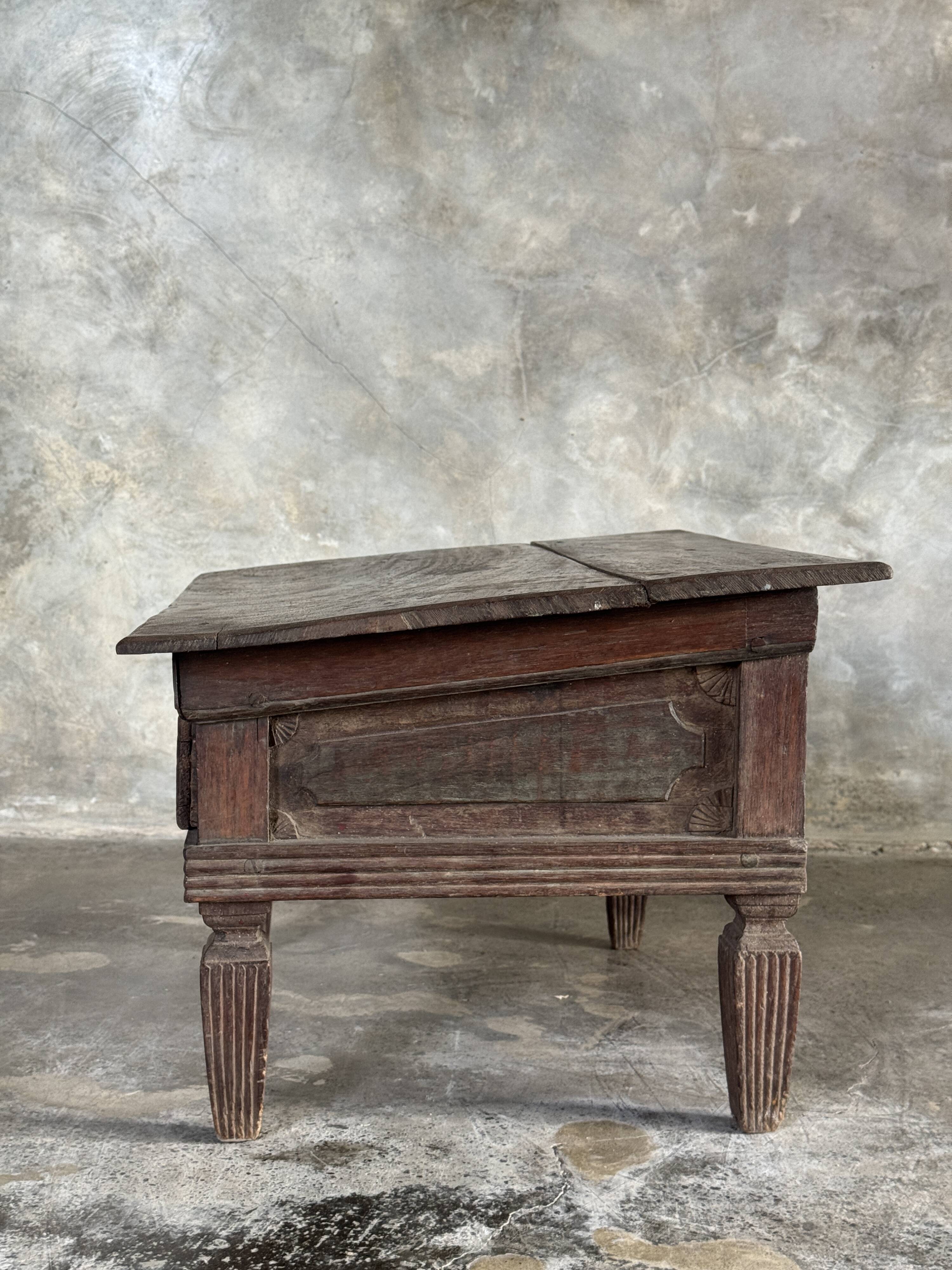 Petit écritoire table basse ancienne indonésienne en teck H33 40,5x55