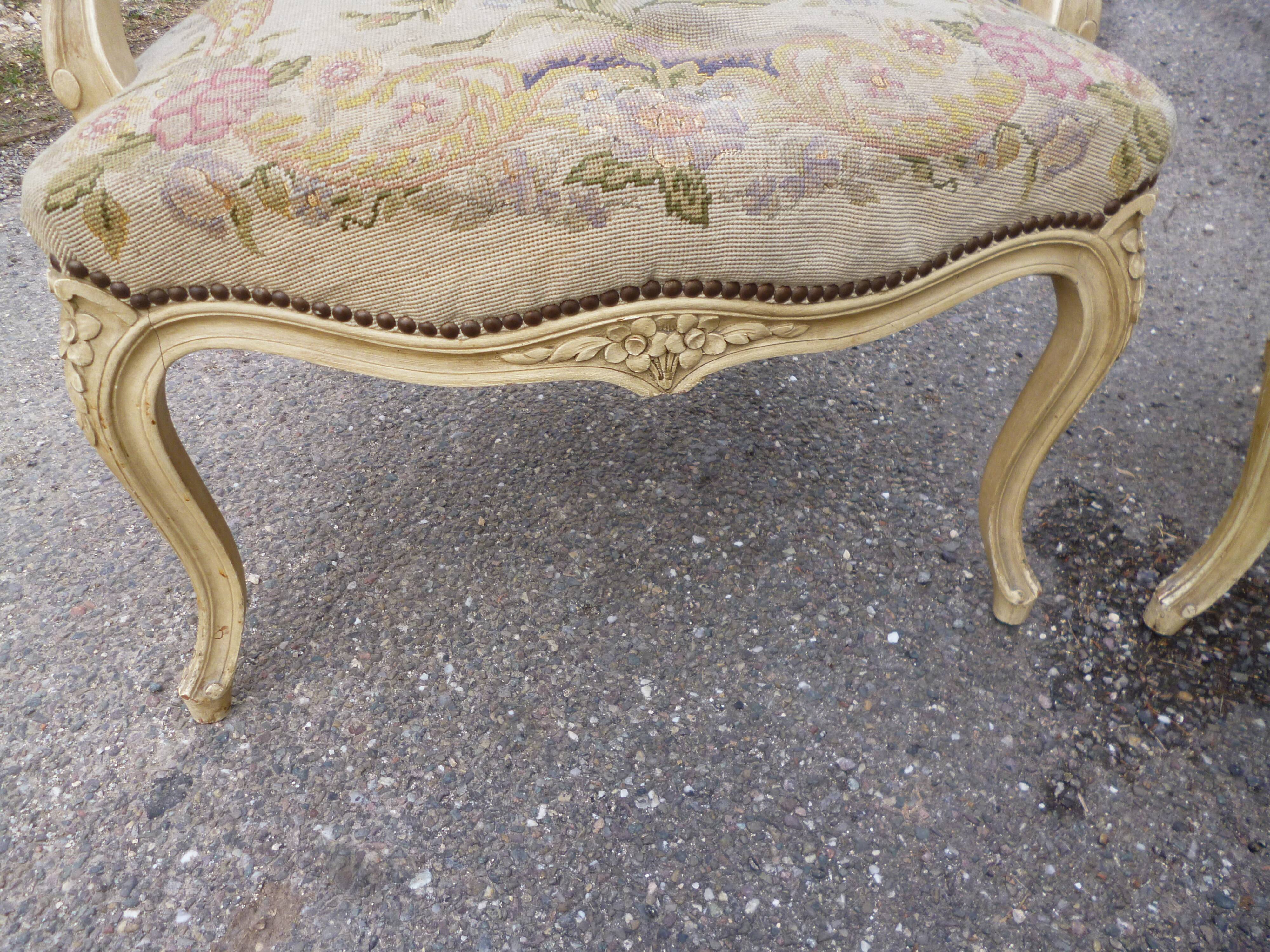 Paire de fauteuils de style Louis XV patine ancienne