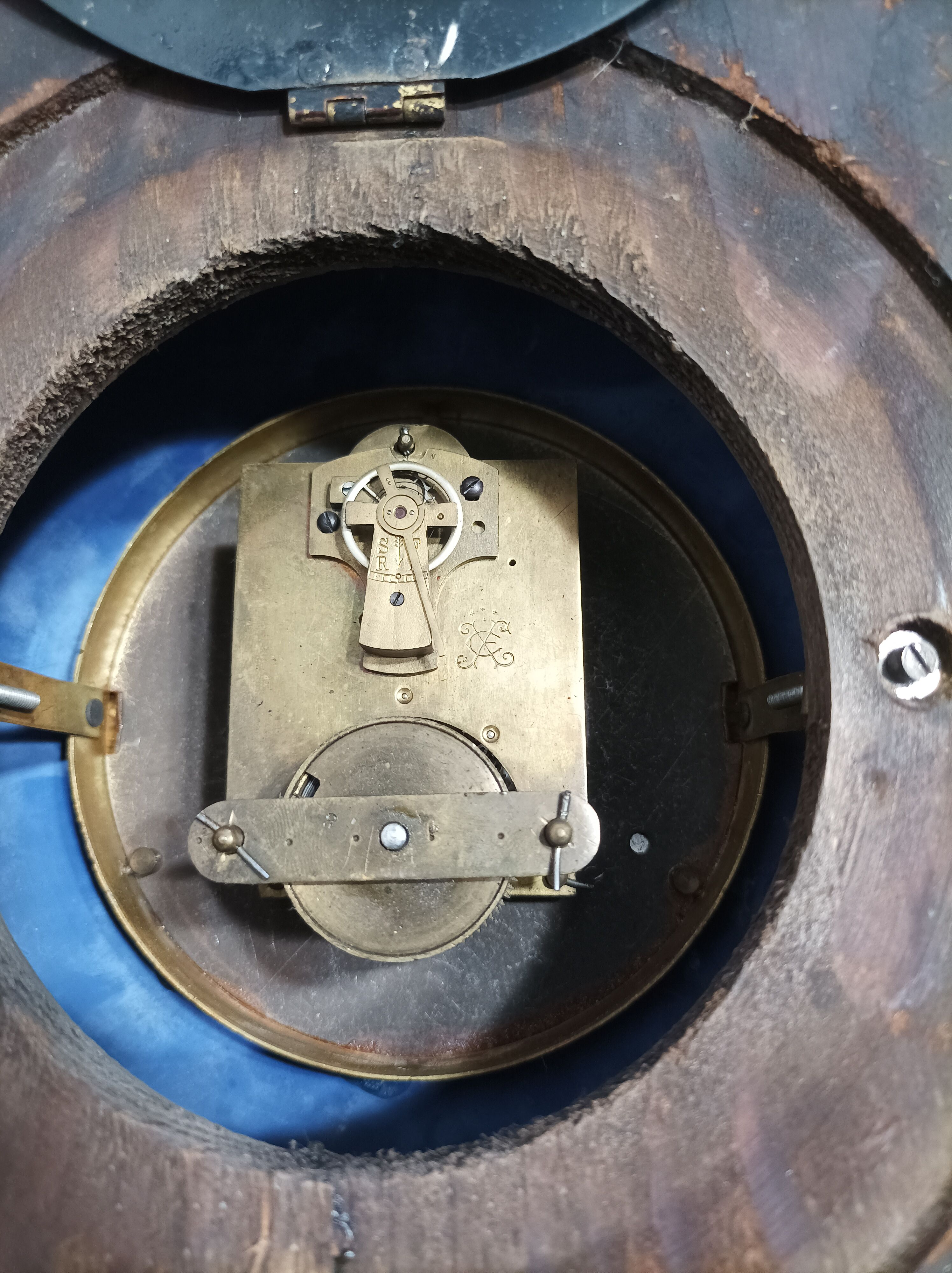 Wall clock in glazed earthenware decoration and brass chain empire style