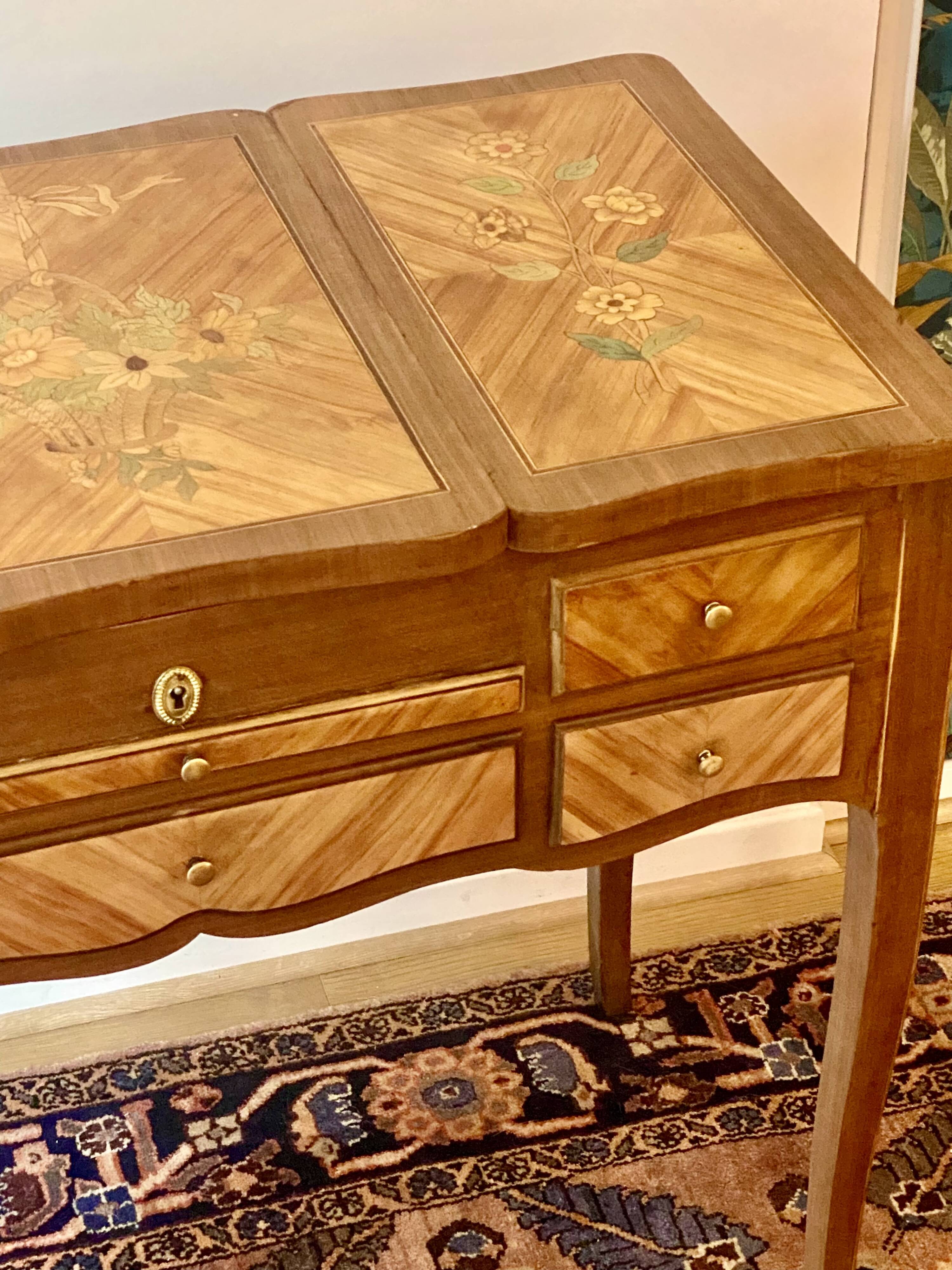 Coiffeuse en marqueterie de fleurs style Louis XV