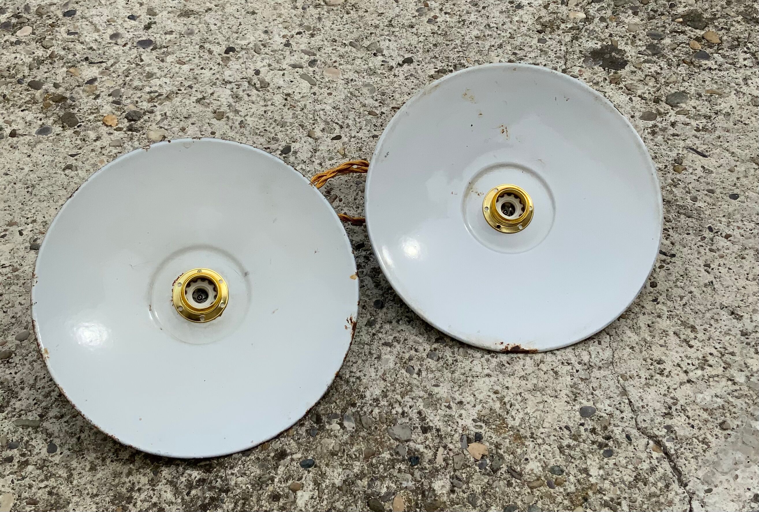 Vintage suspension duo in enamelled sheet metal style indus green and white