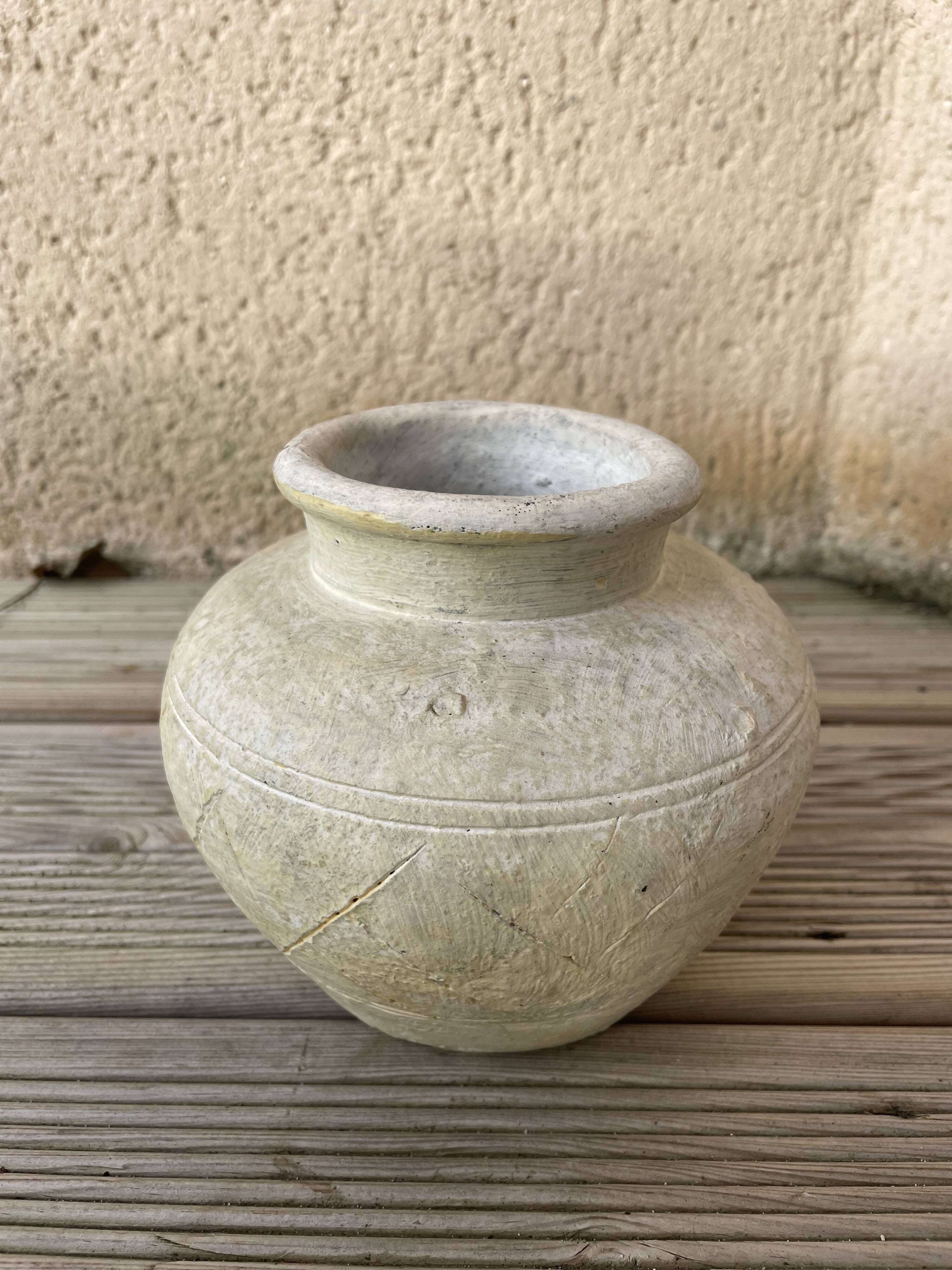 Set of 18 decorative items