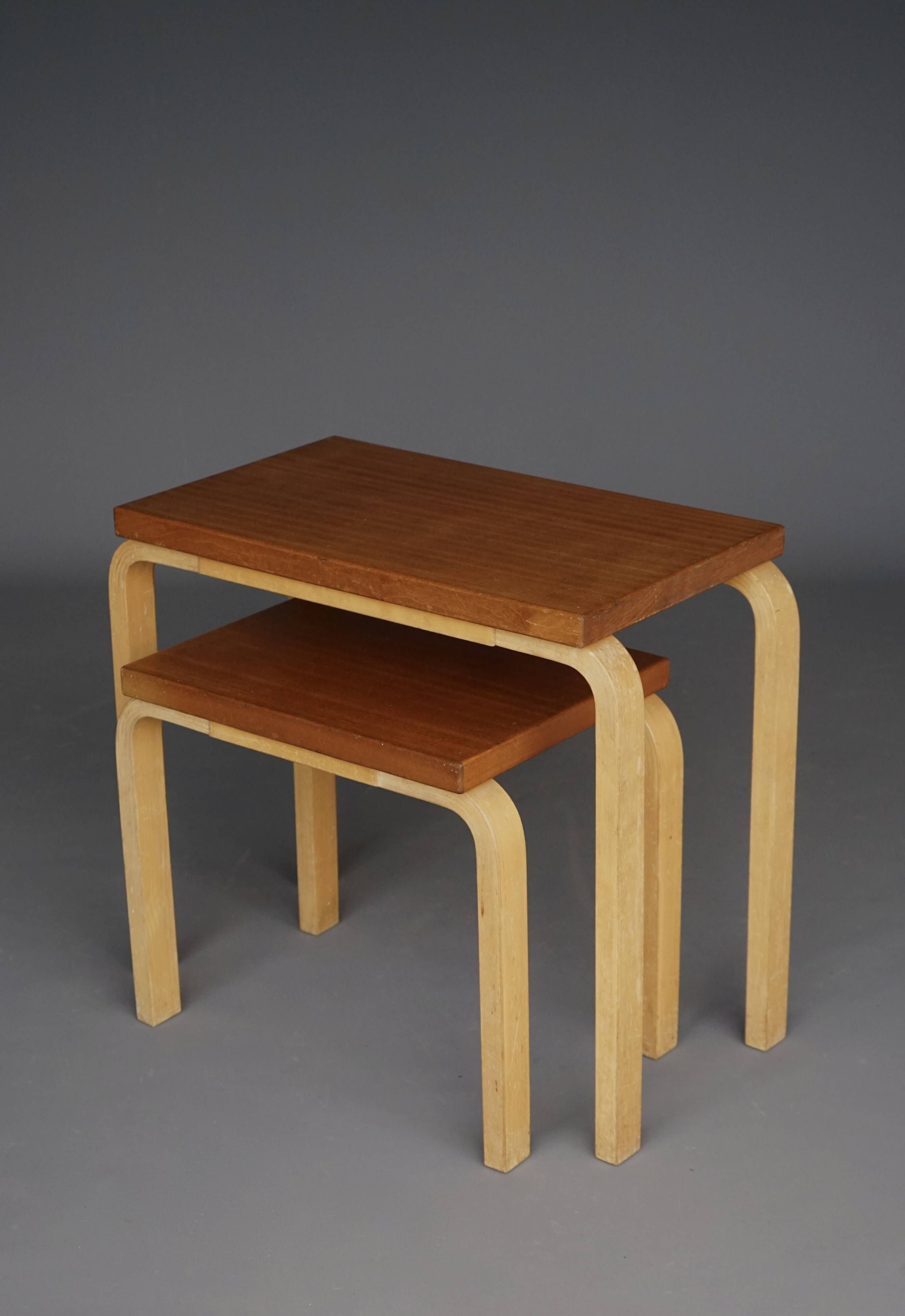 Tables gigognes modèle 88 par Alvar Aalto pour Artek, années 1960. Lot de 2