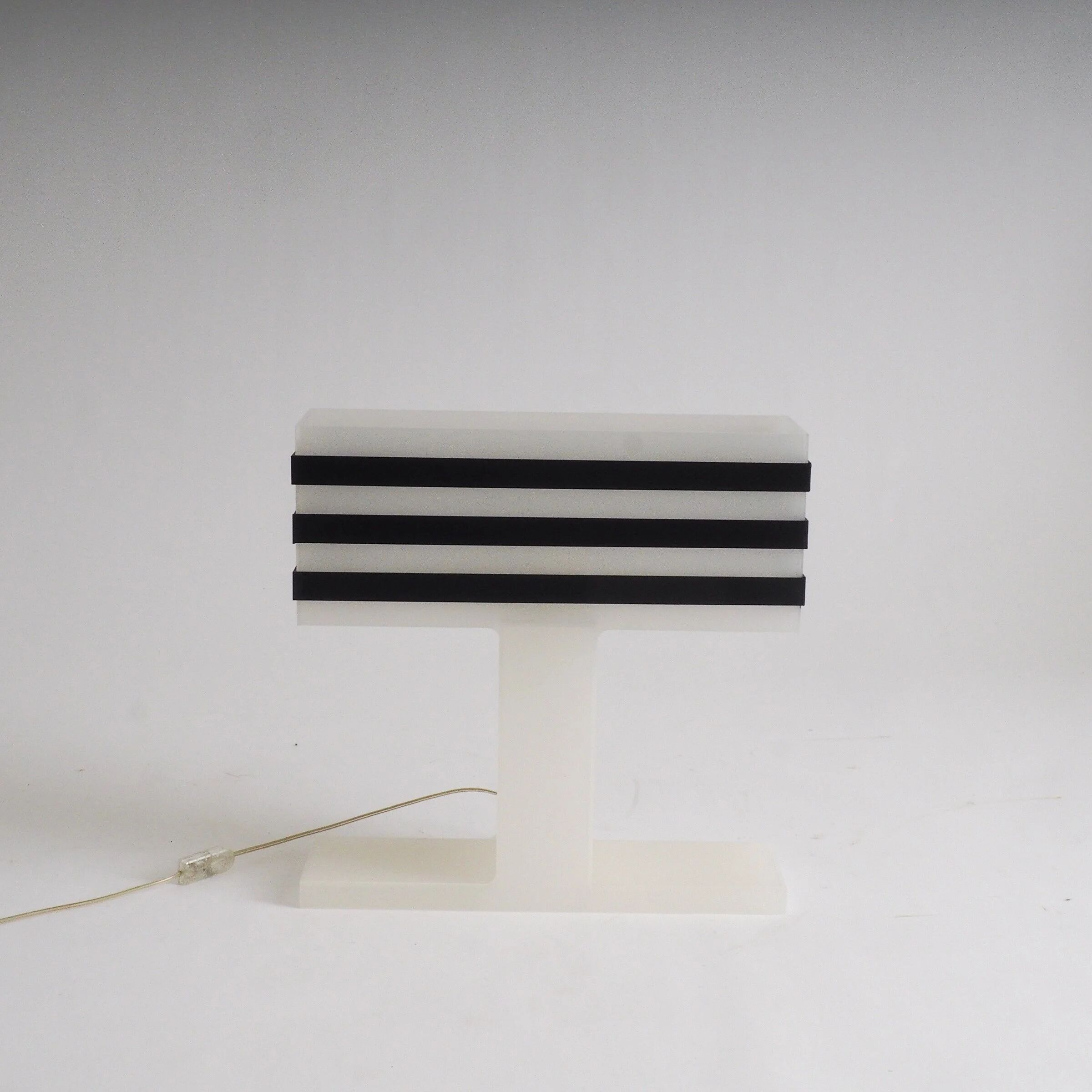 Lampe de table en plexiglas moderniste