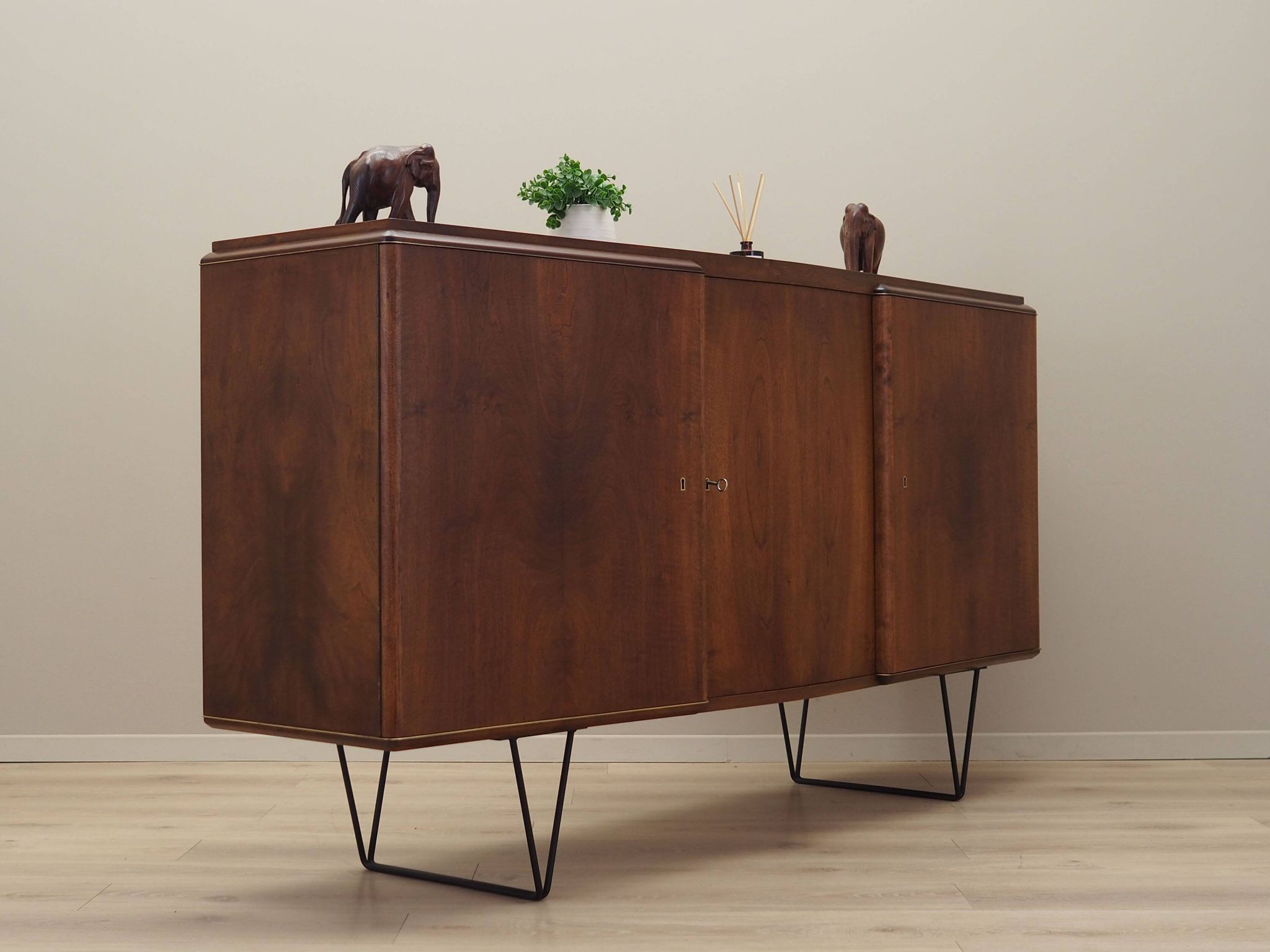 Enfialde en noyer, design danois, années 1960, production : Danemark