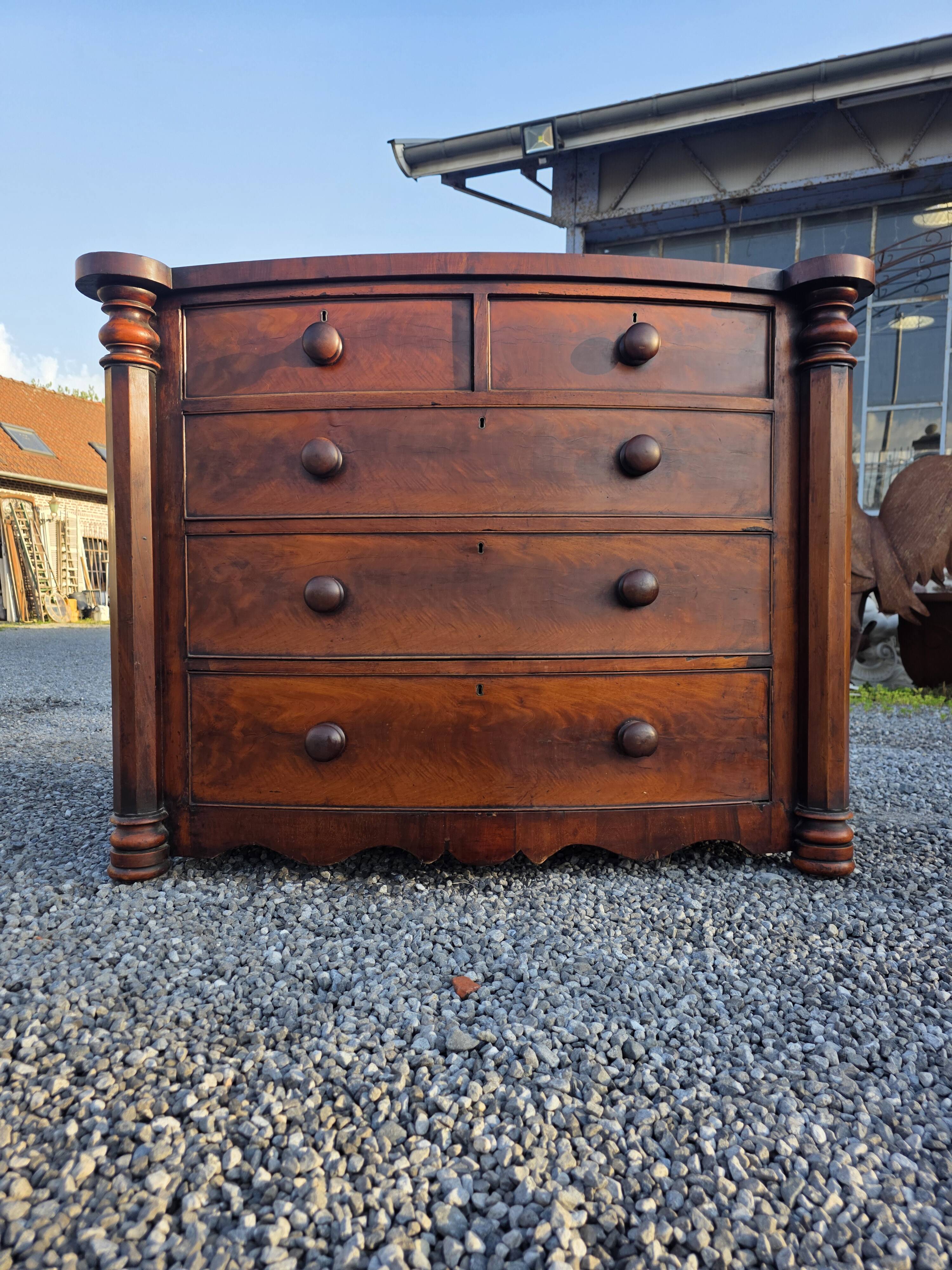 Commode galbée ancienne en acajou de style anglais