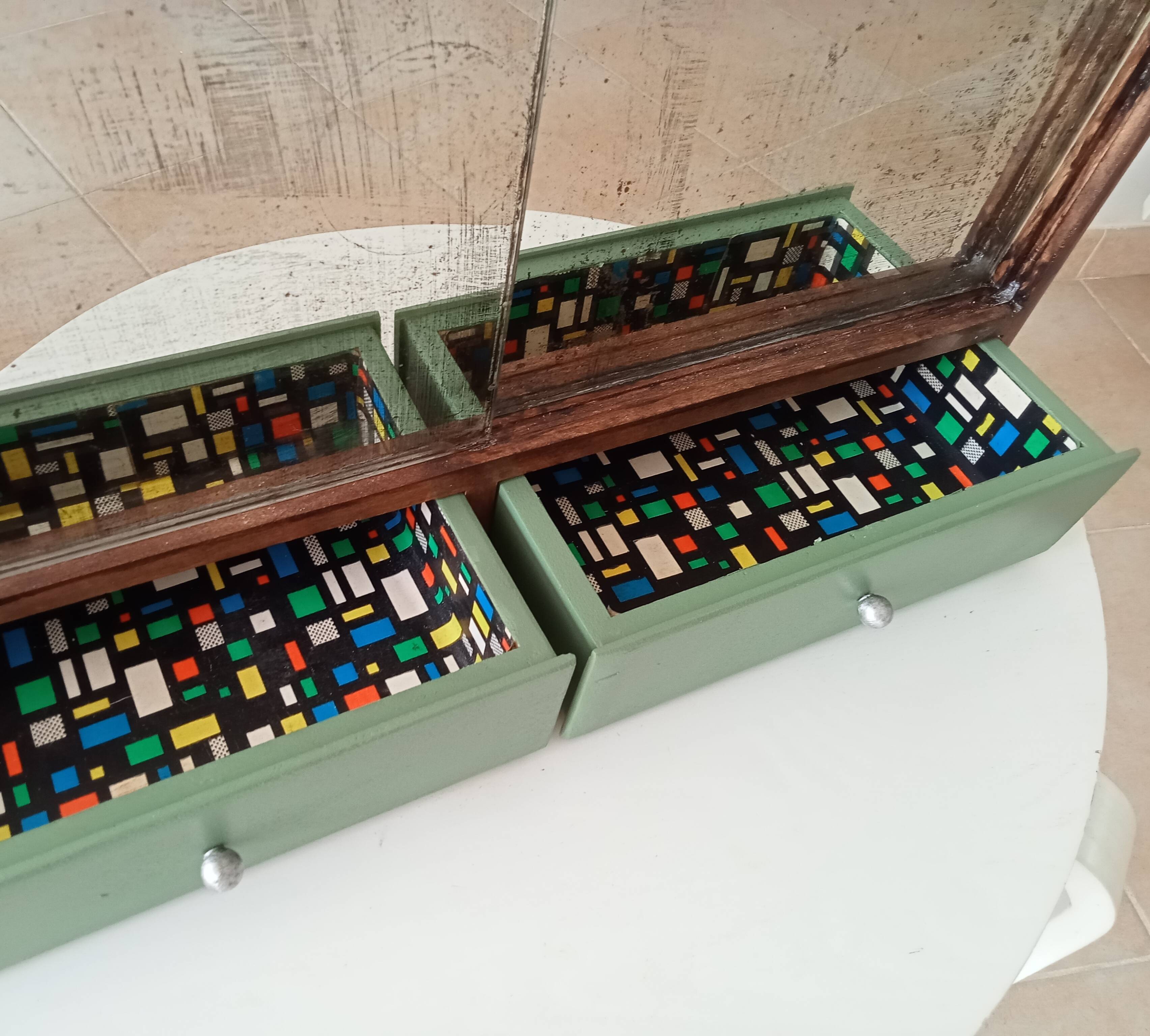 Vintage medicine cabinet 70s