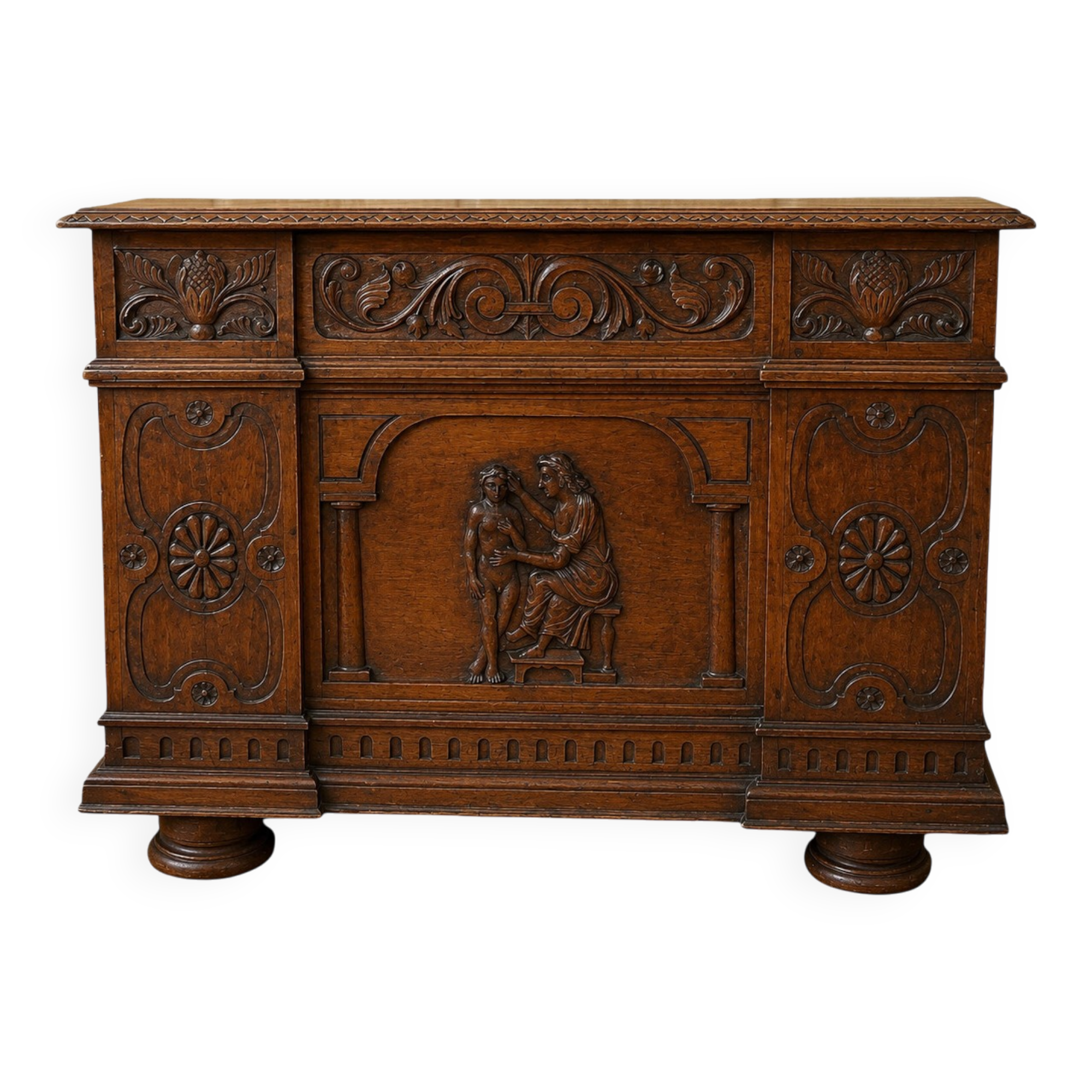 Renaissance-style chest in carved walnut from the 19th century.