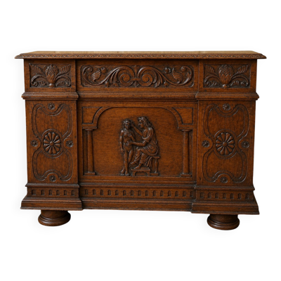 Coffre de style Renaissance en noyer sculpté époque XIXeme