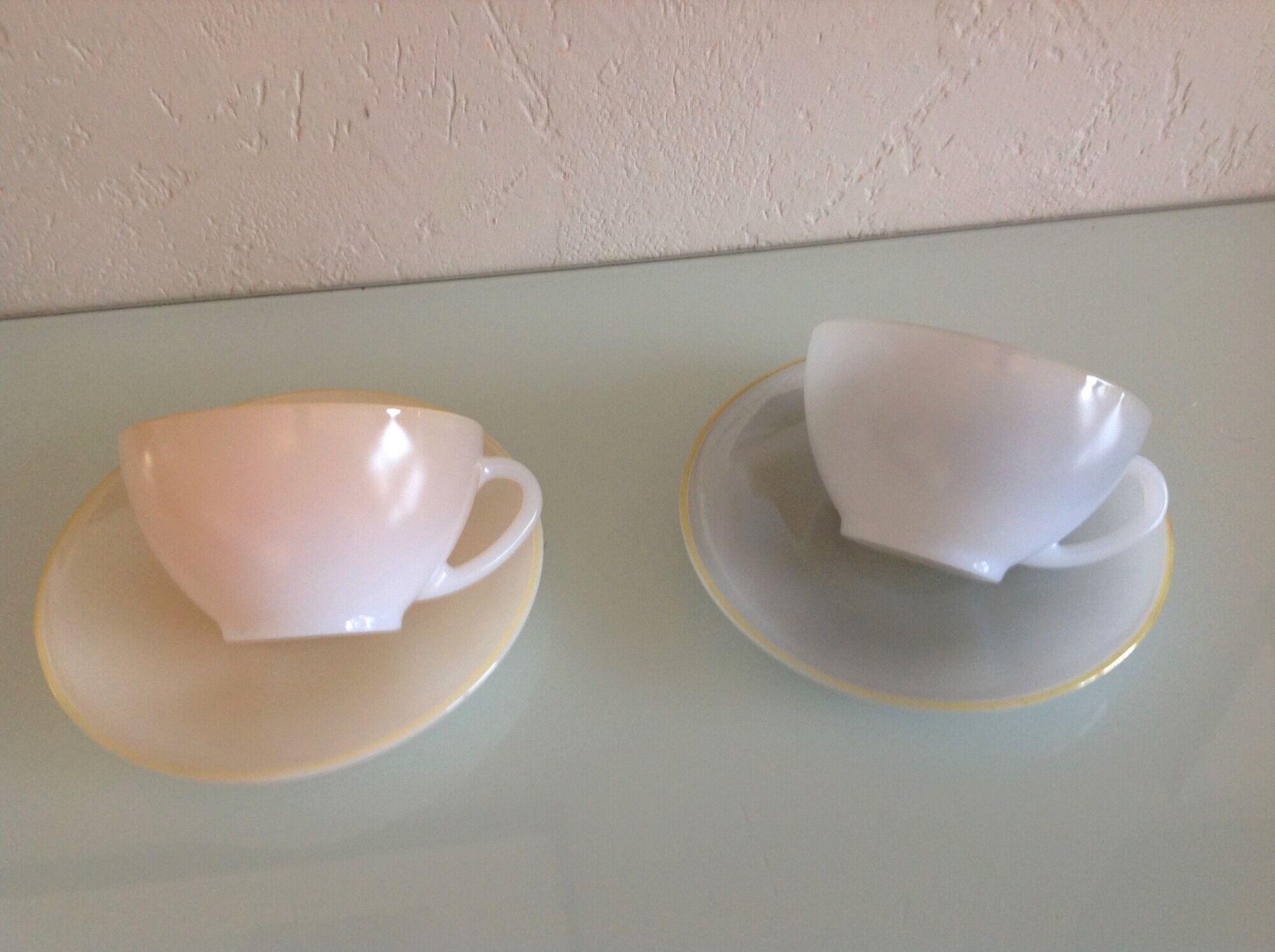 Pair of polychrome opaline cups by Arcopal / vintage 60s-70s