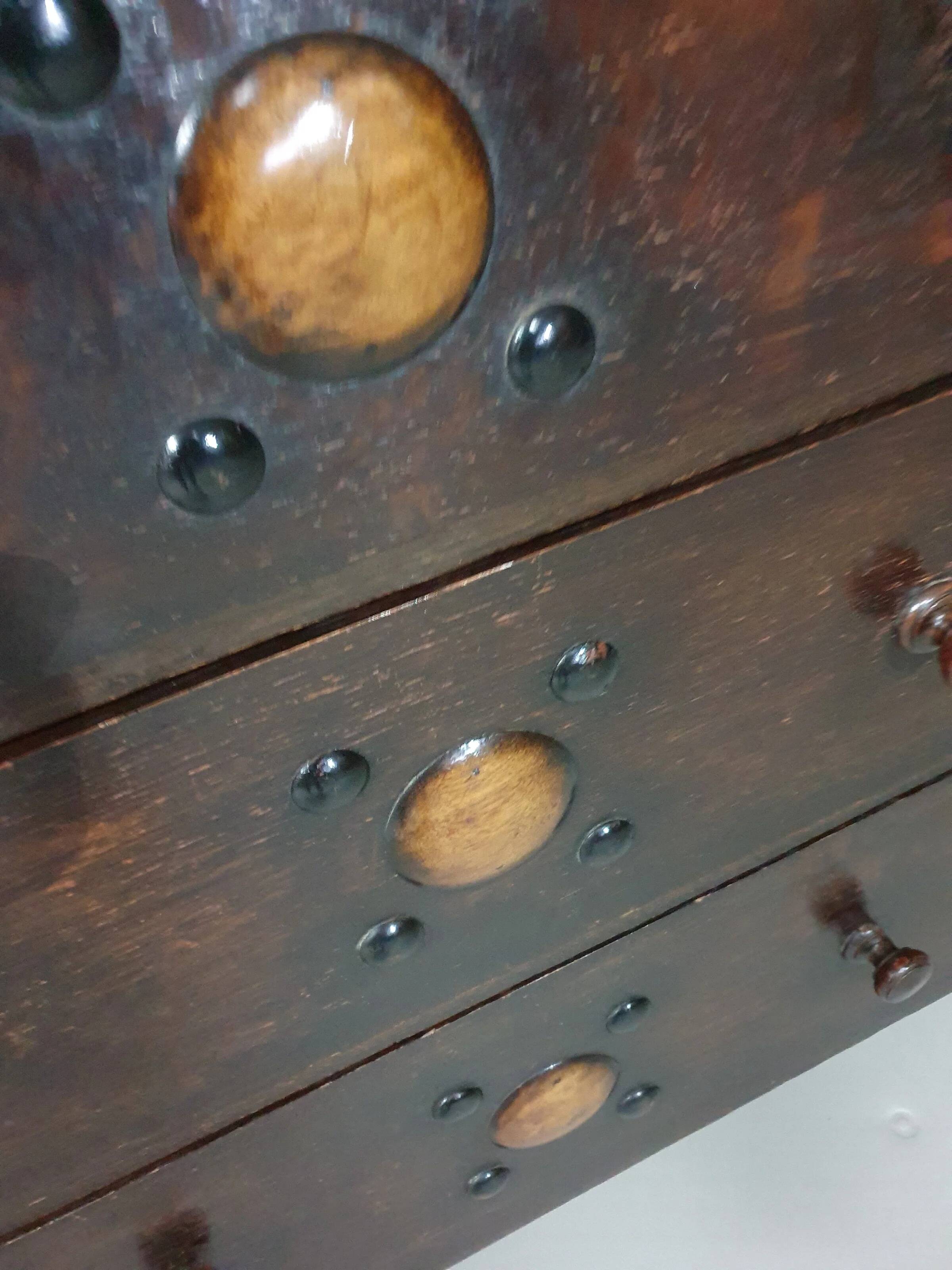 Particularly cool English chest of drawers. Dated (Charles 2 era). Made of solid oak with beautiful patina.