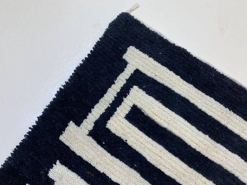 Ecru Berber rug with geometric patterns, 250cm x 150cm