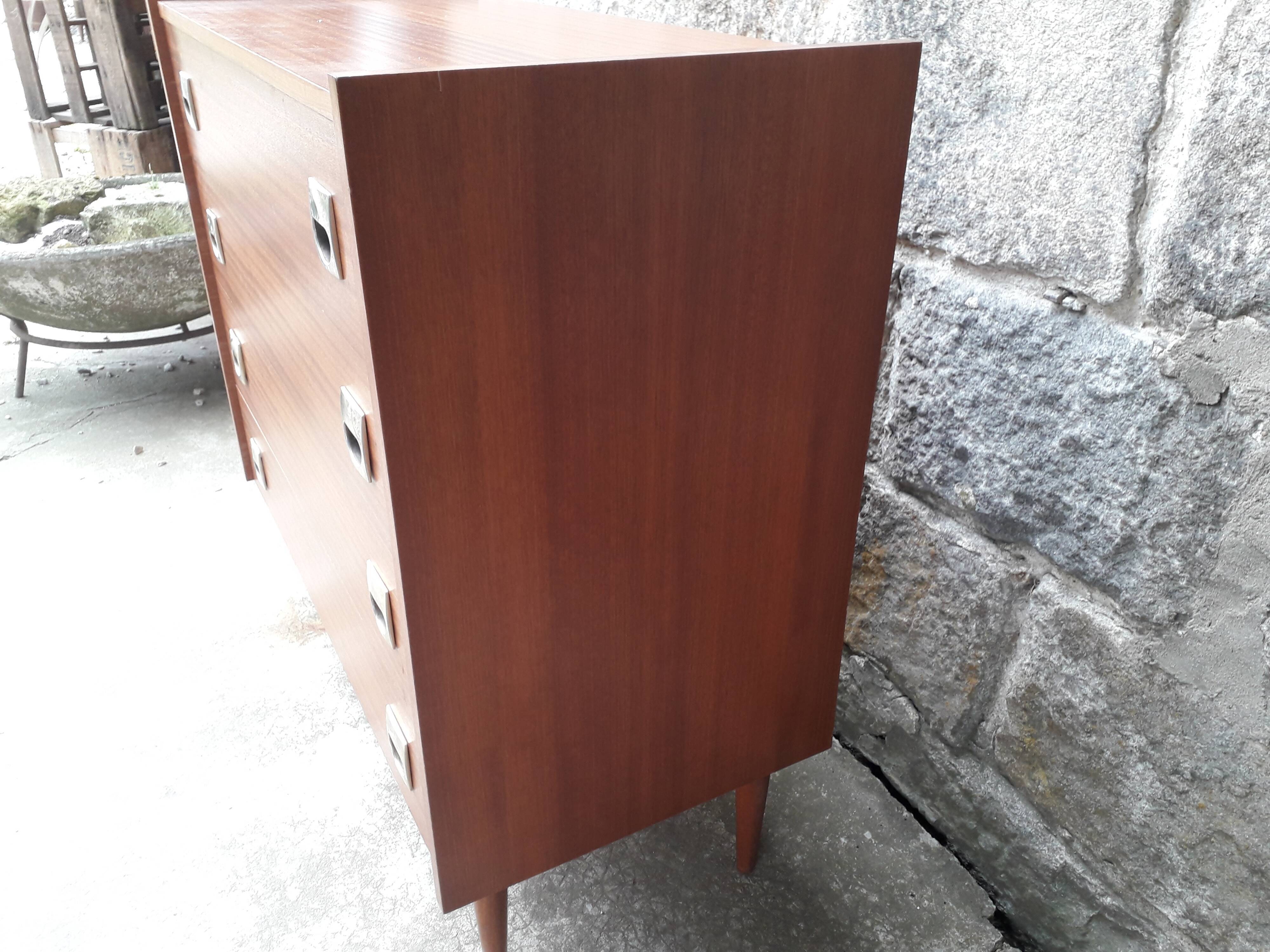 Commode vintage pieds fuseaux