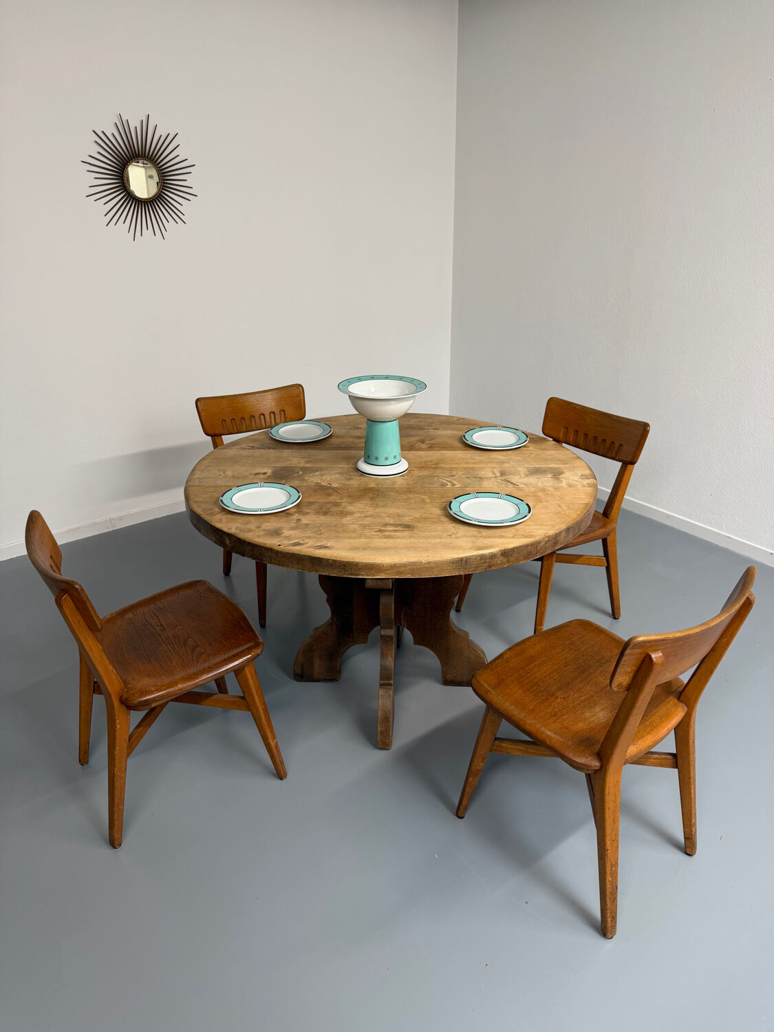 Round table in solid wood, thick top, vintage brutalist style from the 1960s.