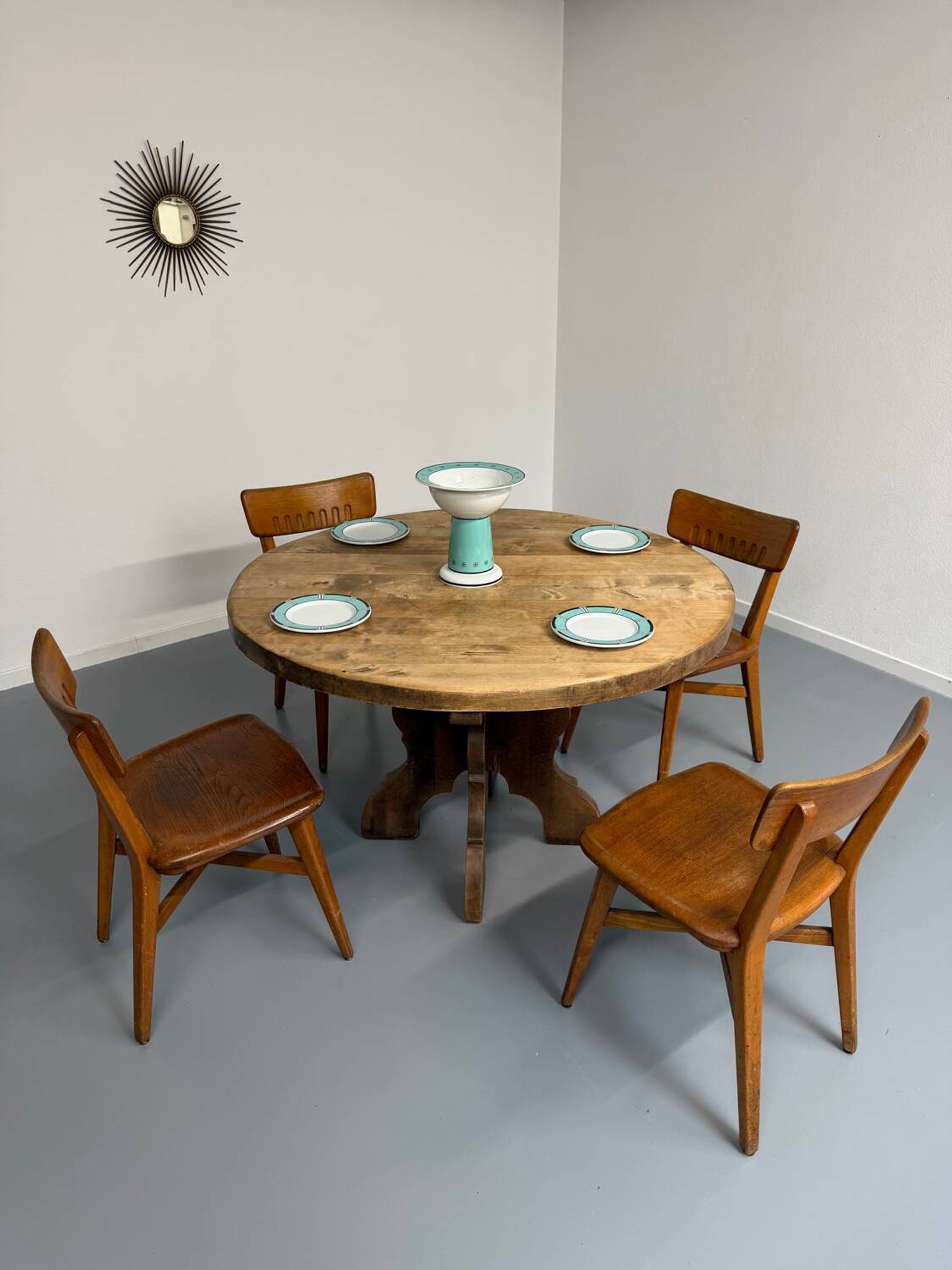Table ronde en bois massif plateau épais style brutaliste vintage an60