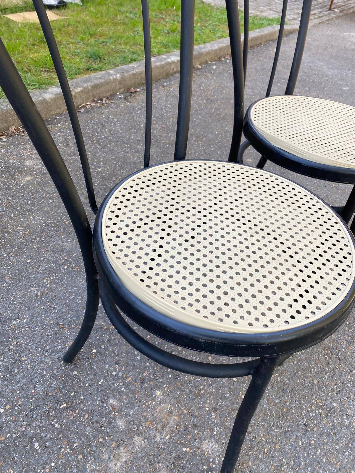 Paire de chaises de bistrot en acier noir et cannage plastique