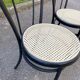 Paire de chaises de bistrot en acier noir et cannage plastique