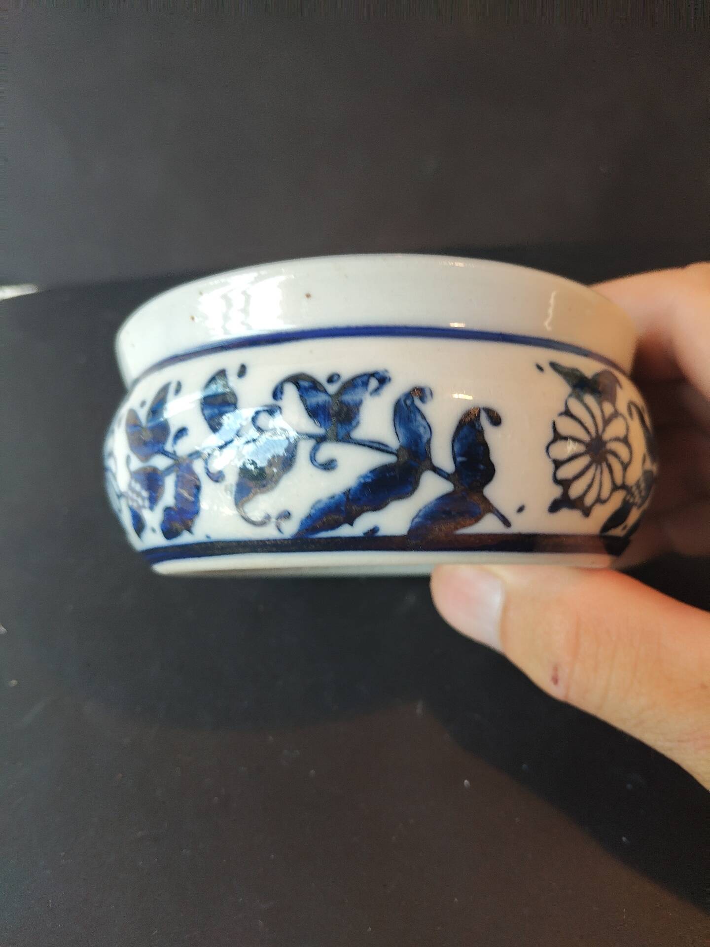 Petite coupe chinoise bleu et blanc à décor floral – XXe siècle