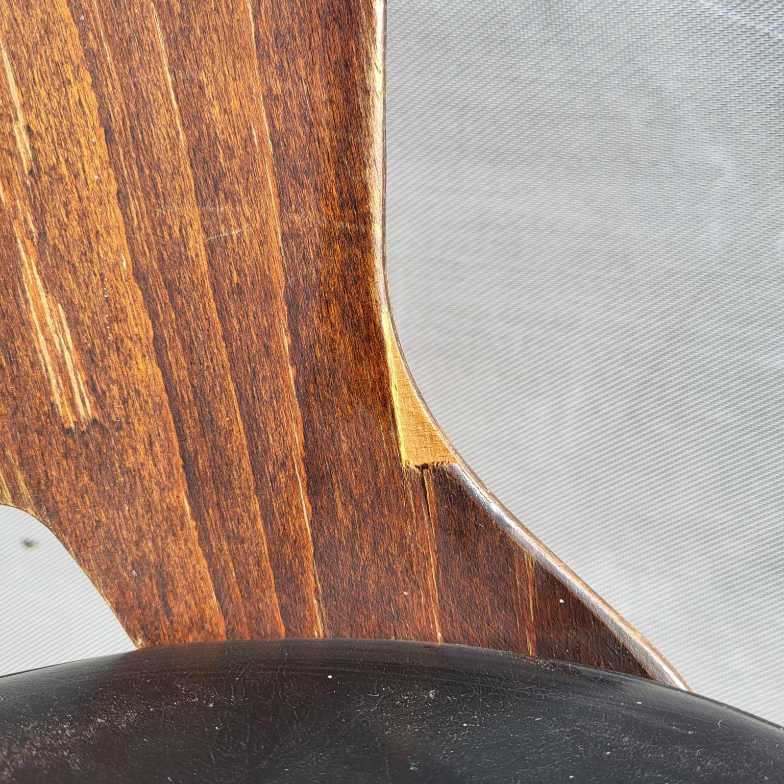 Chaise Dove • Baumann • Simili noir