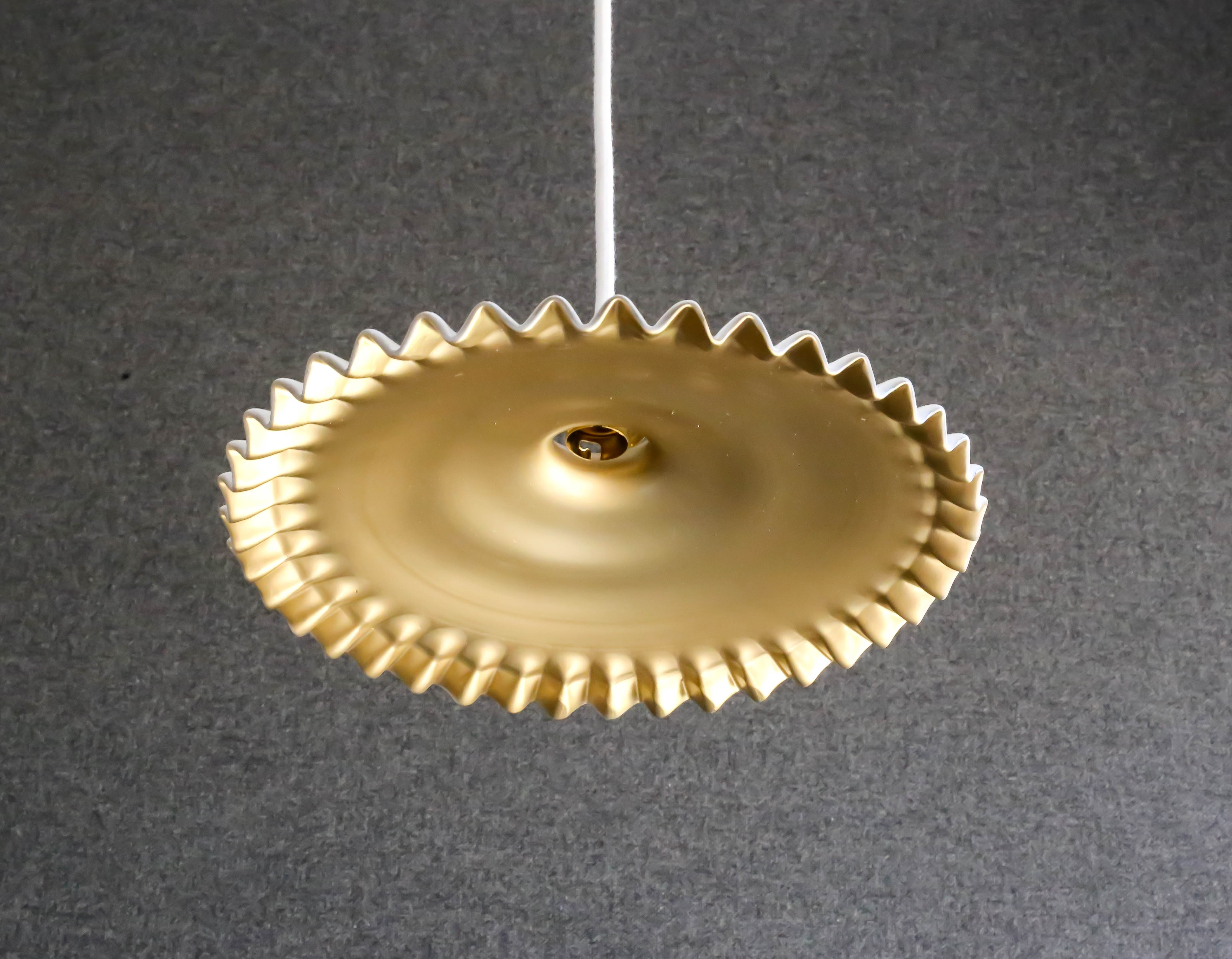 Antique suspension lamp in white and gold painted opaline delivered with cable, socket and brass claw