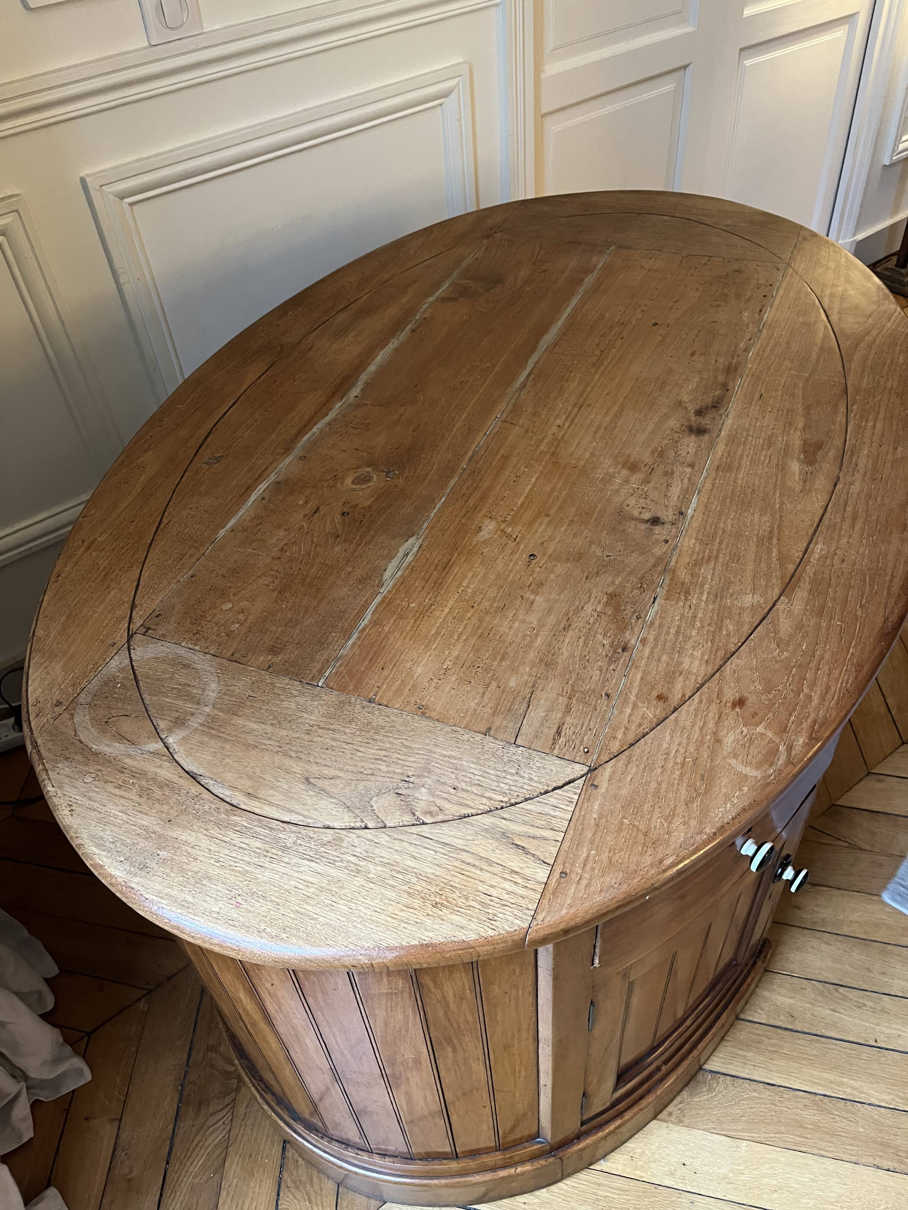 Oval desk in varnished solid wood