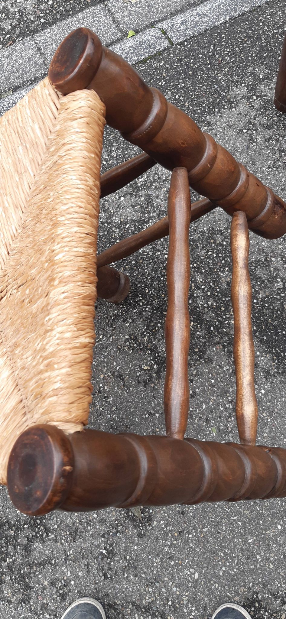 4 chaises brutalistes en bois tourné et paille