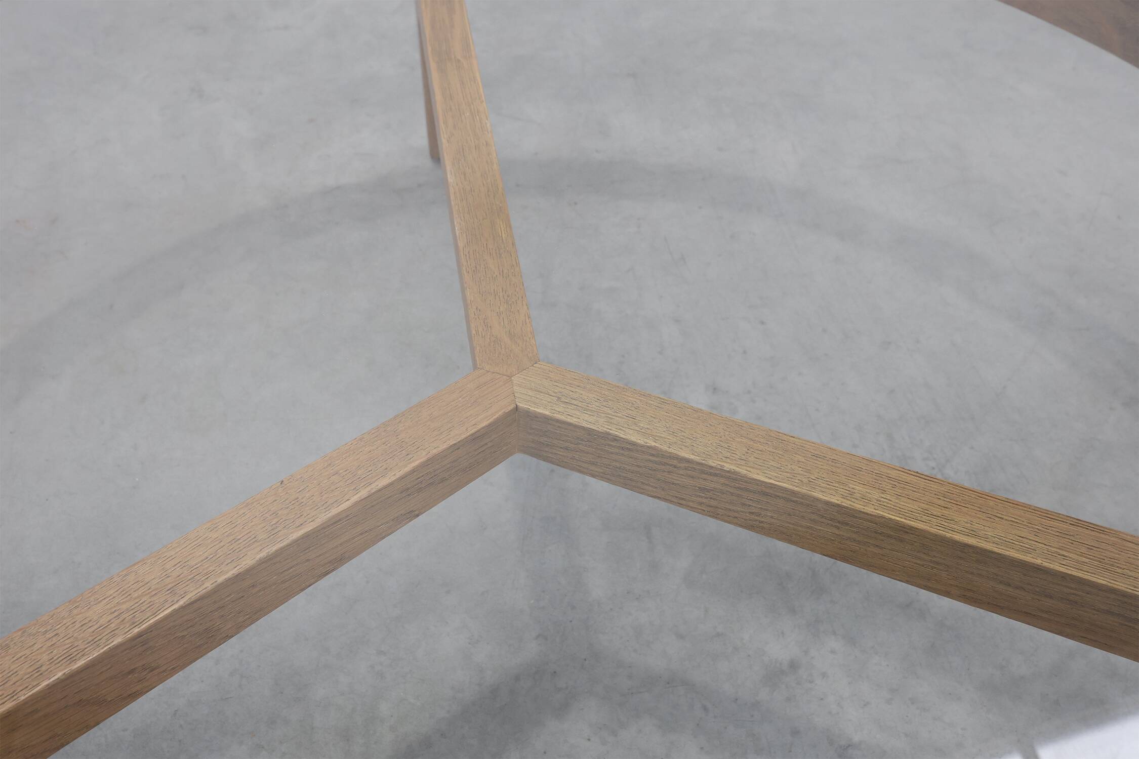 Table moderne en bois de cèdre et verre, Italie fin du 20e siècle