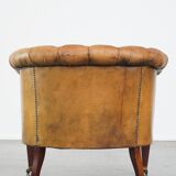 Fauteuil chesterfield sur roulettes en cuir de mouton