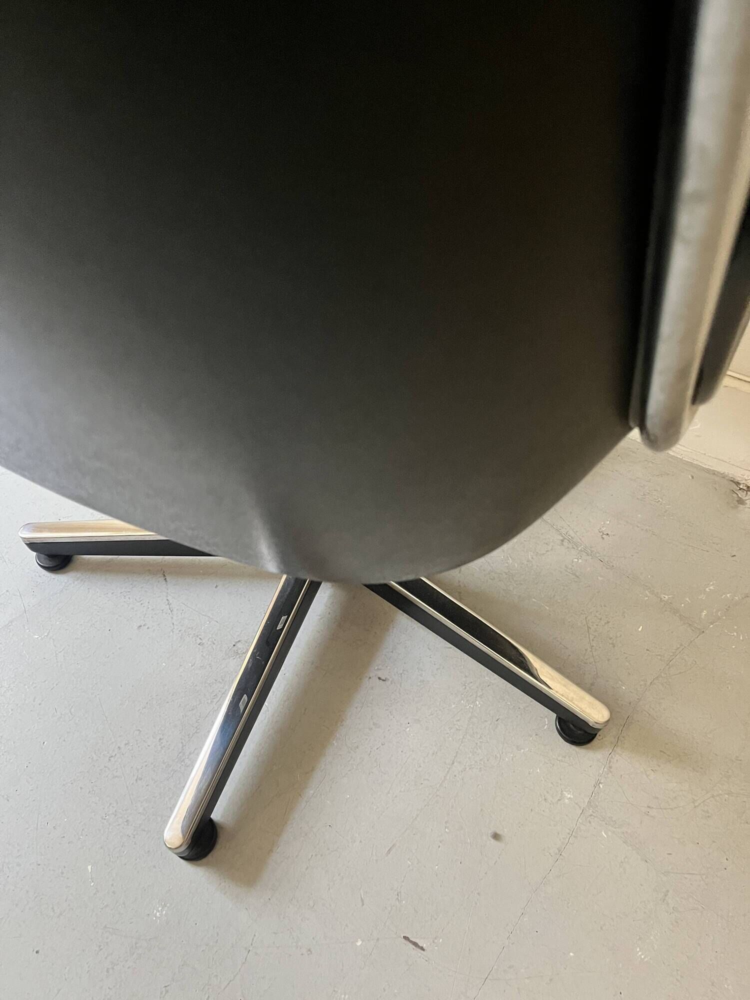 Black leather office chair and armrest by Charles Pollock for Knoll International