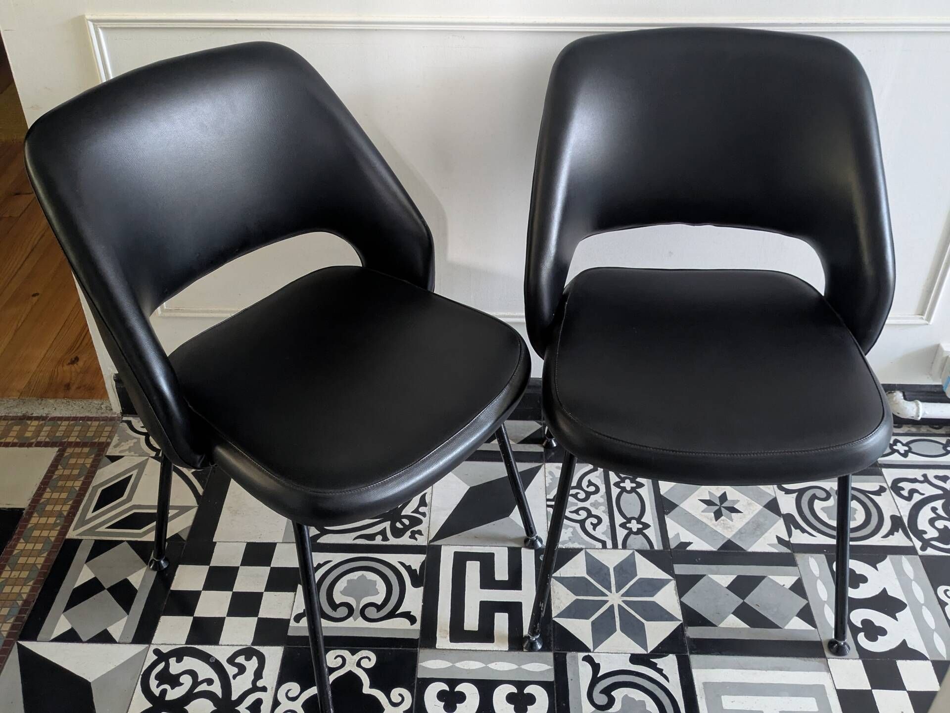 Pair of vintage 1970s armchairs/chairs in Italian Saarinen style.