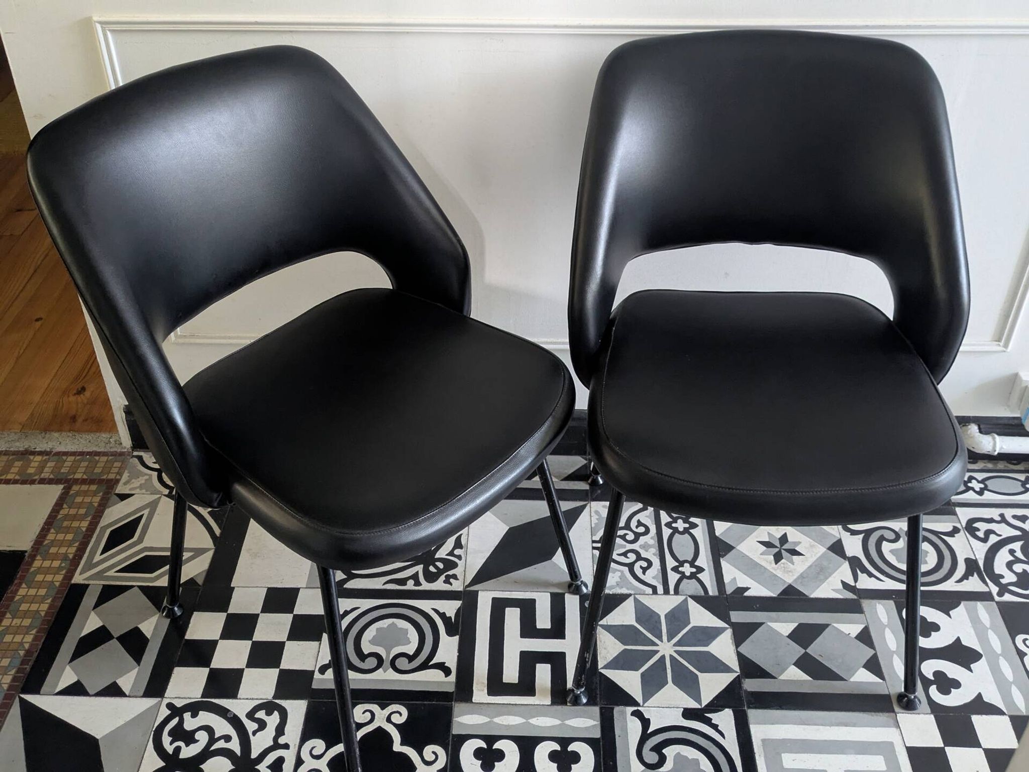 Pair of vintage 1970s armchairs/chairs in Italian Saarinen style.